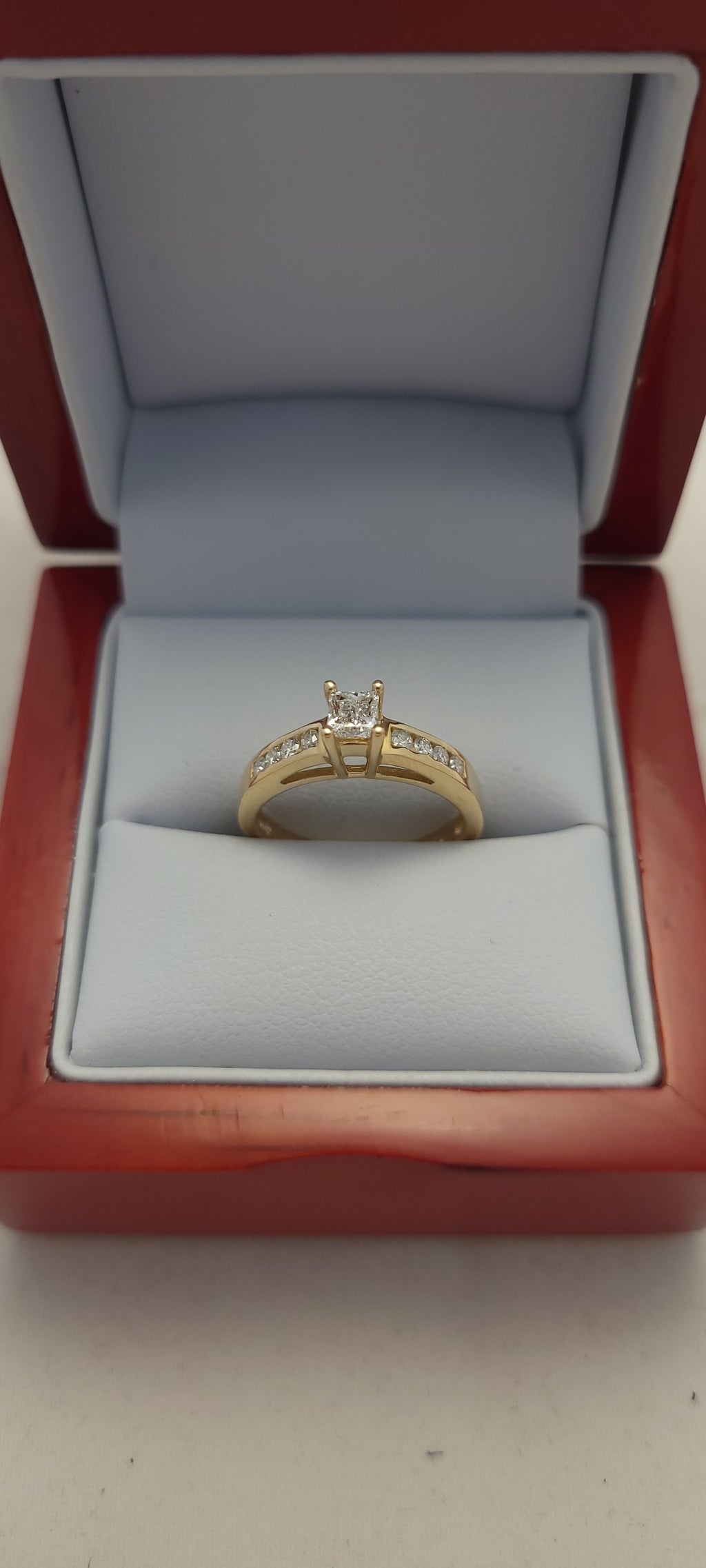 Anillo de Oro Amarillo de 14K con Diamante Talla Princesa