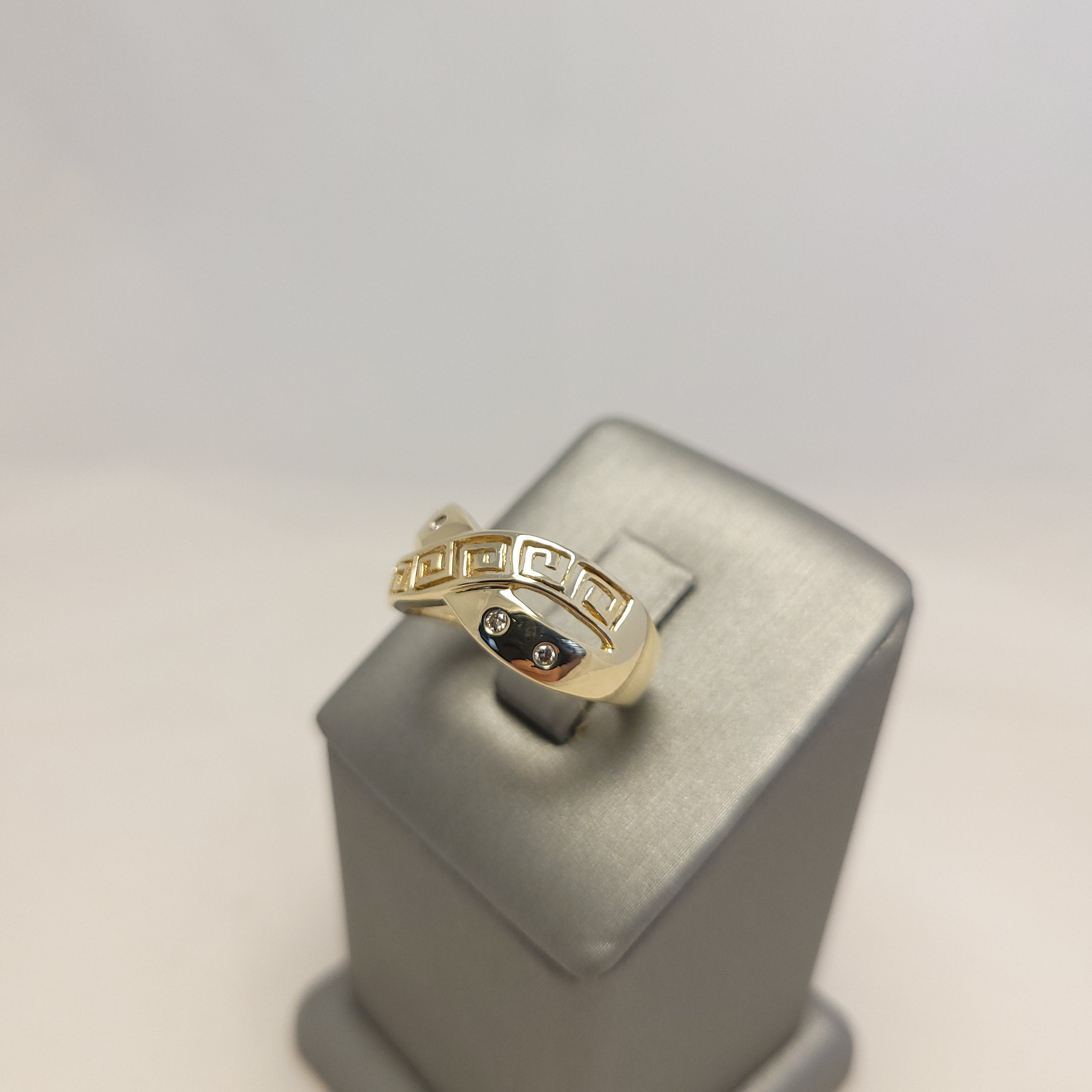 Anillo de oro amarillo de 14K con diseño de greca