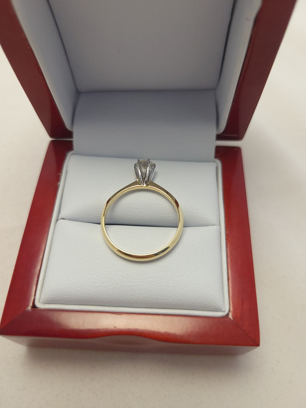 Anillo de diamante solitario de oro amarillo de 14K