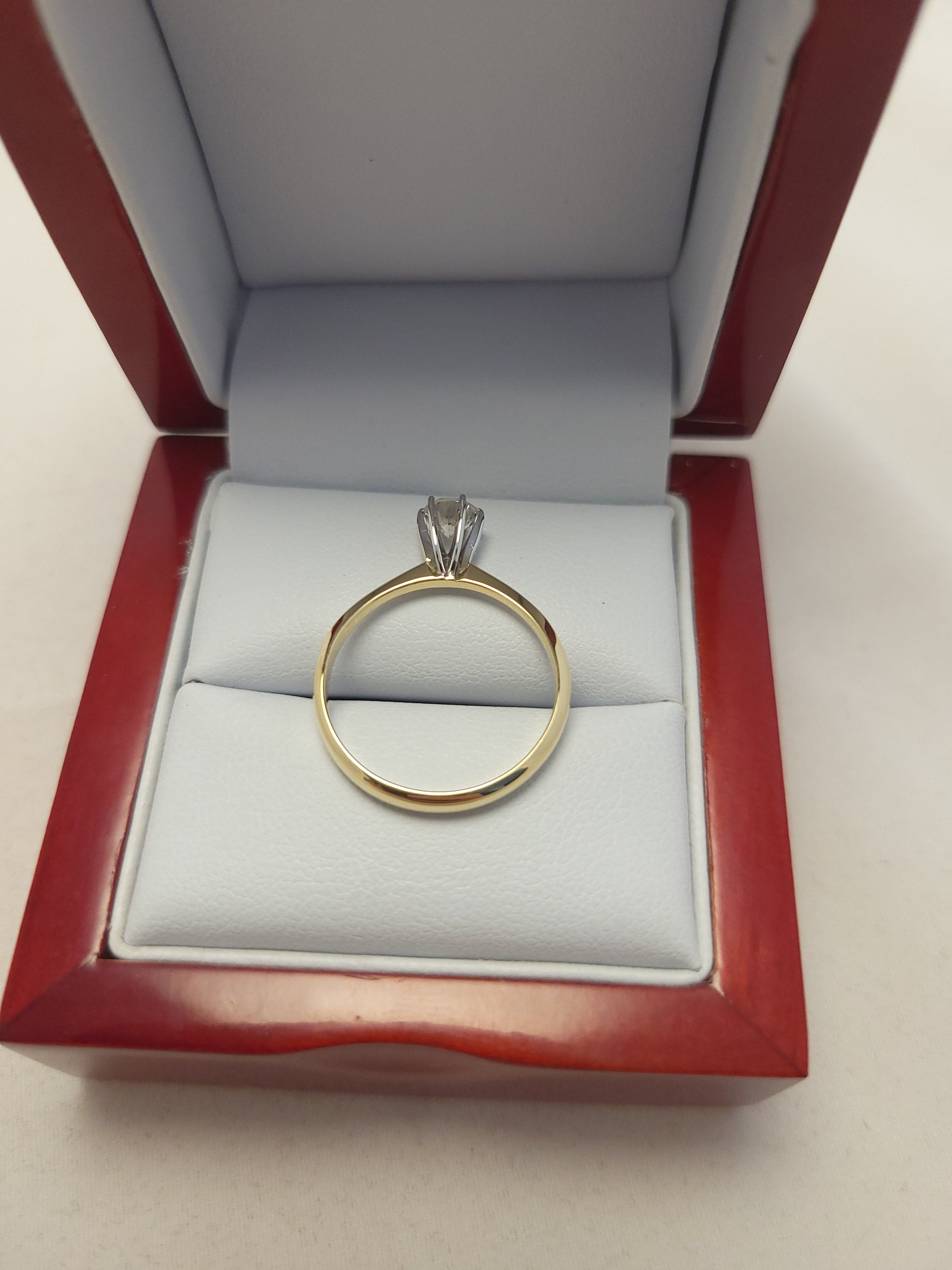 Anillo de diamante solitario de oro amarillo de 14K