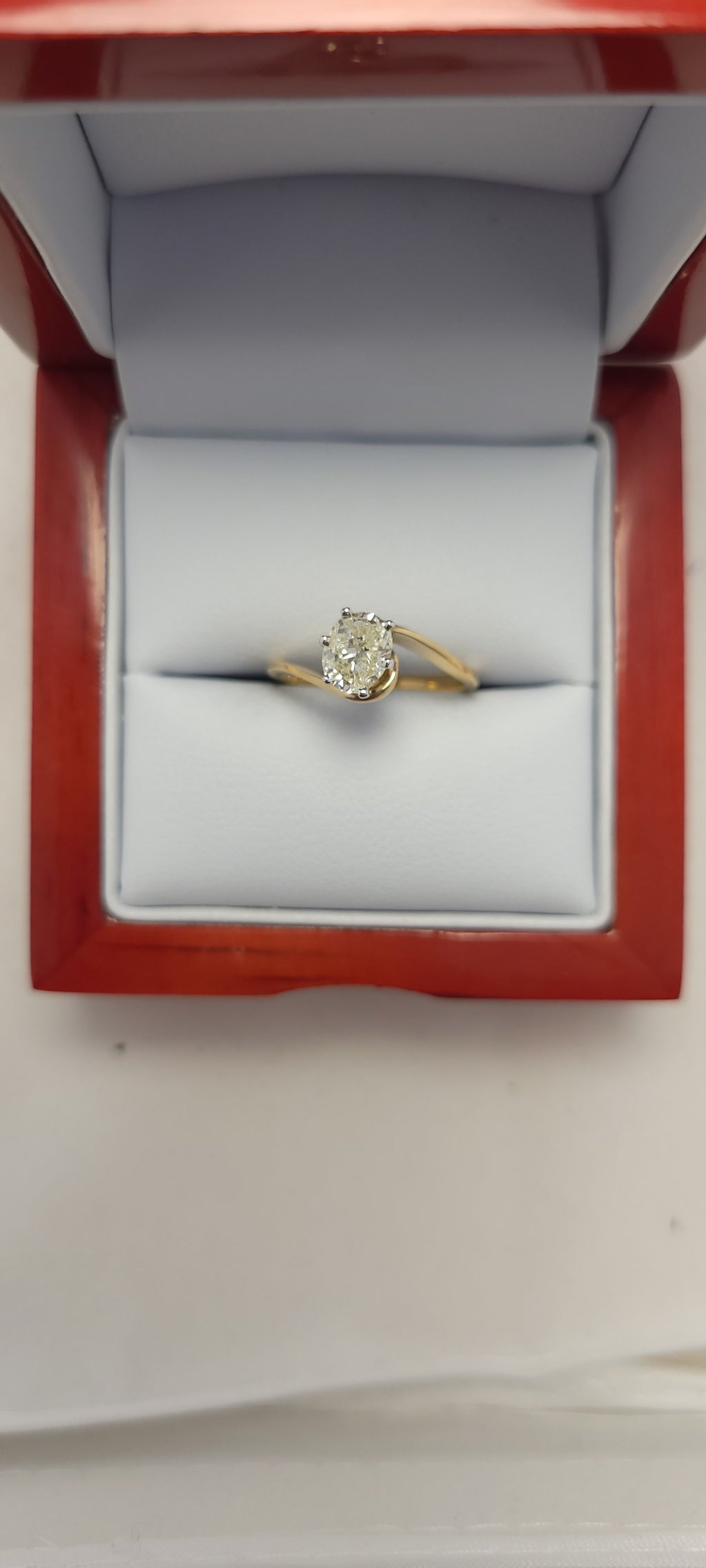 Anillo de oro amarillo de 14K con diamante solitario
