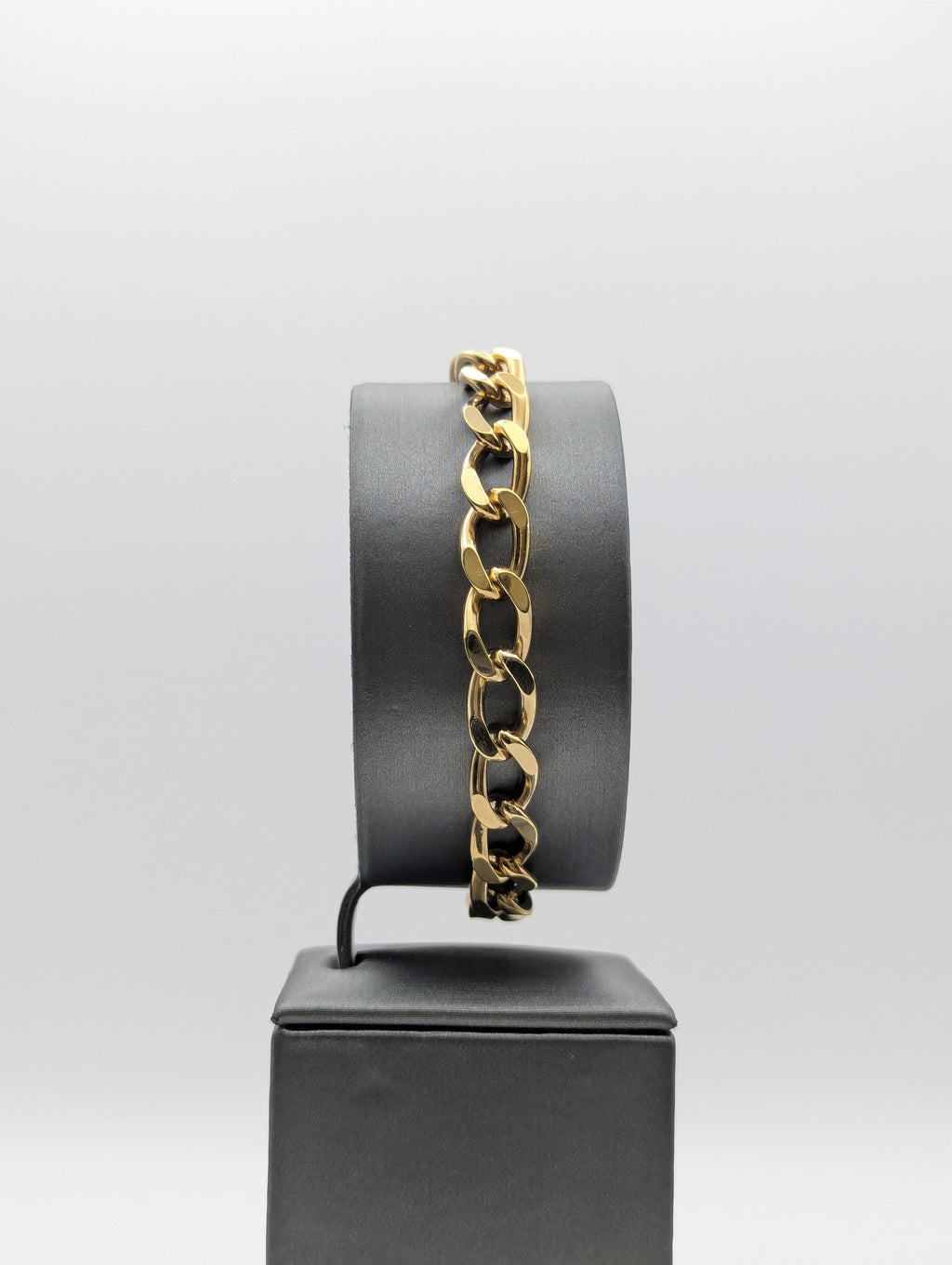 Pulsera de eslabones cubanos plana abierta de oro amarillo de 14K