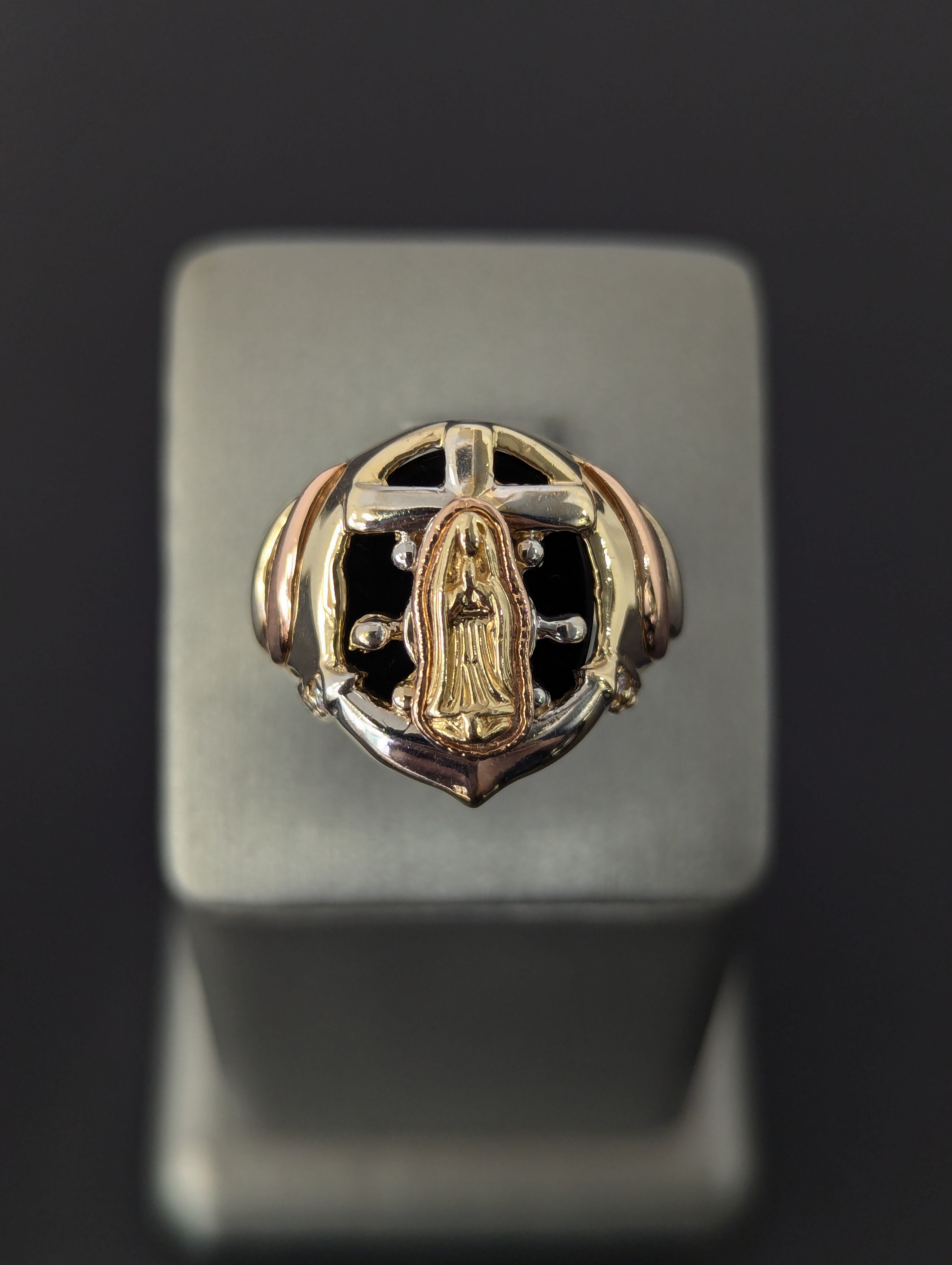 Anillo de la Virgen María con ancla tricolor de oro de 14K