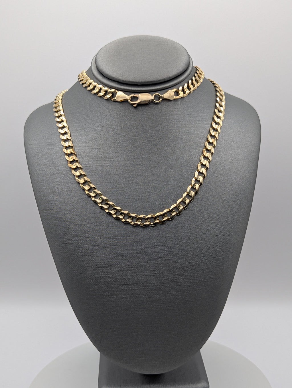 Cadena de eslabones tipo barbada de oro amarillo de 14K