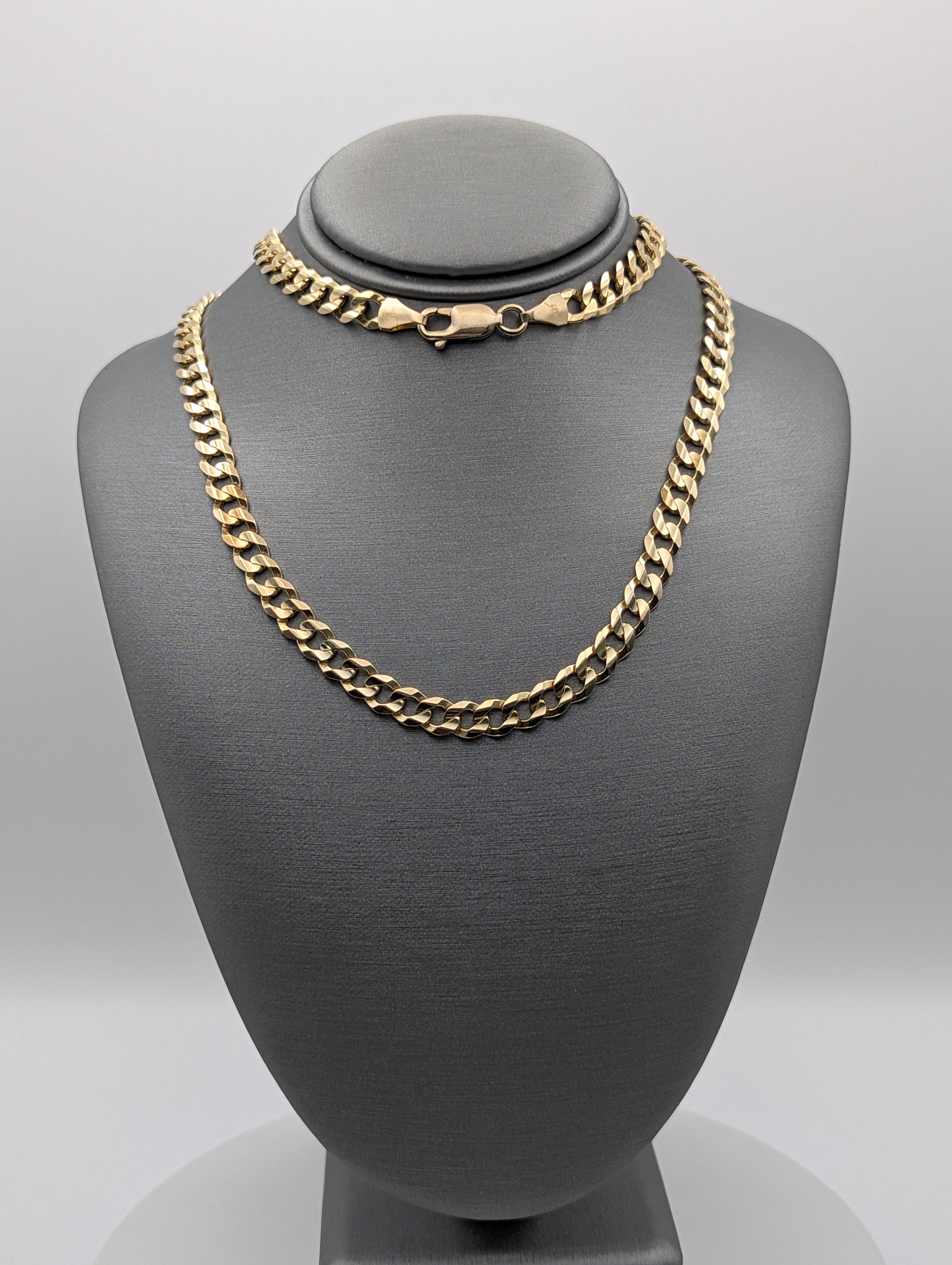Cadena de eslabones tipo barbada de oro amarillo de 14K