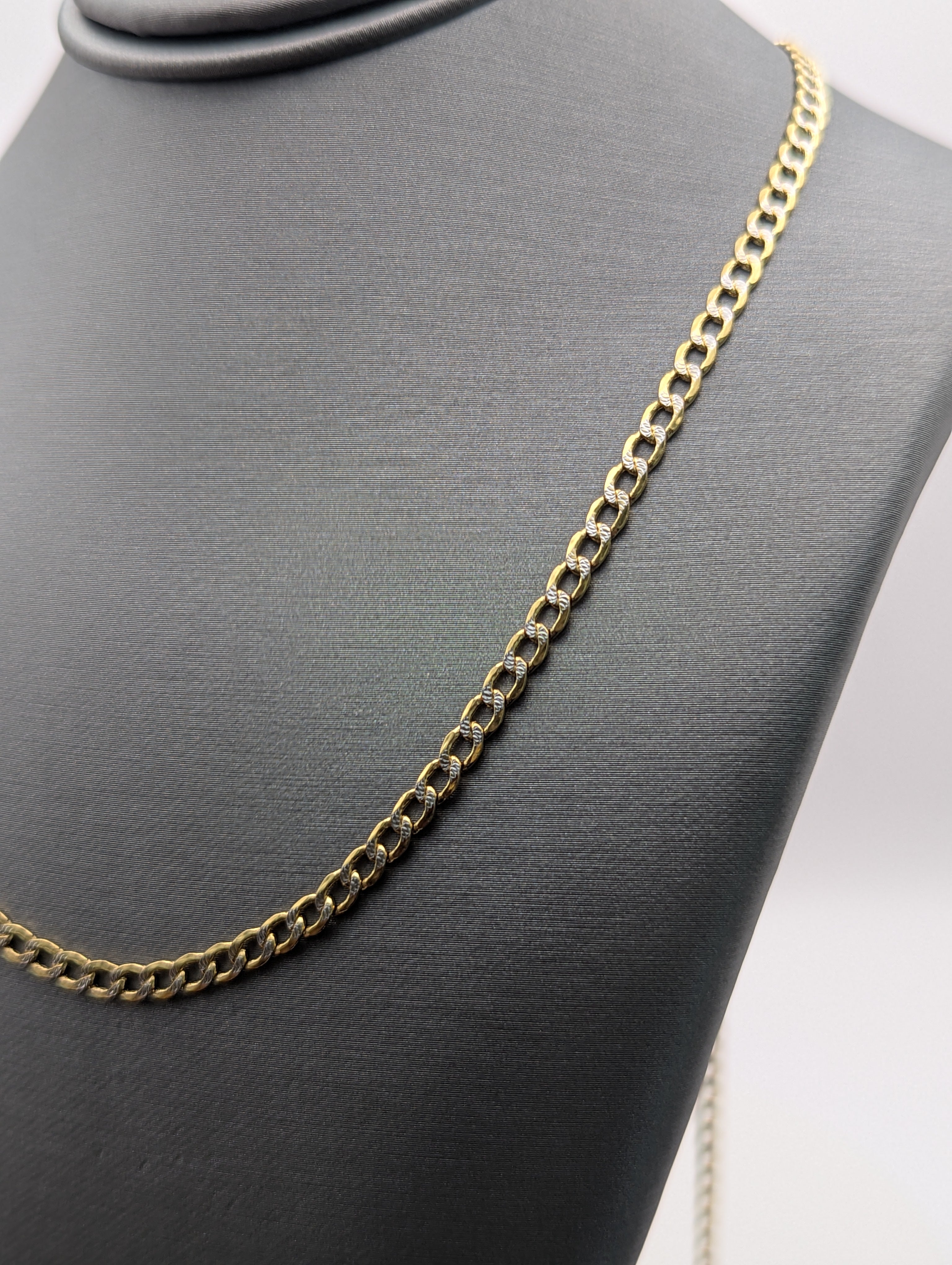 Cadena de eslabones tipo Curb, oro amarillo de 14K con corte de diamante