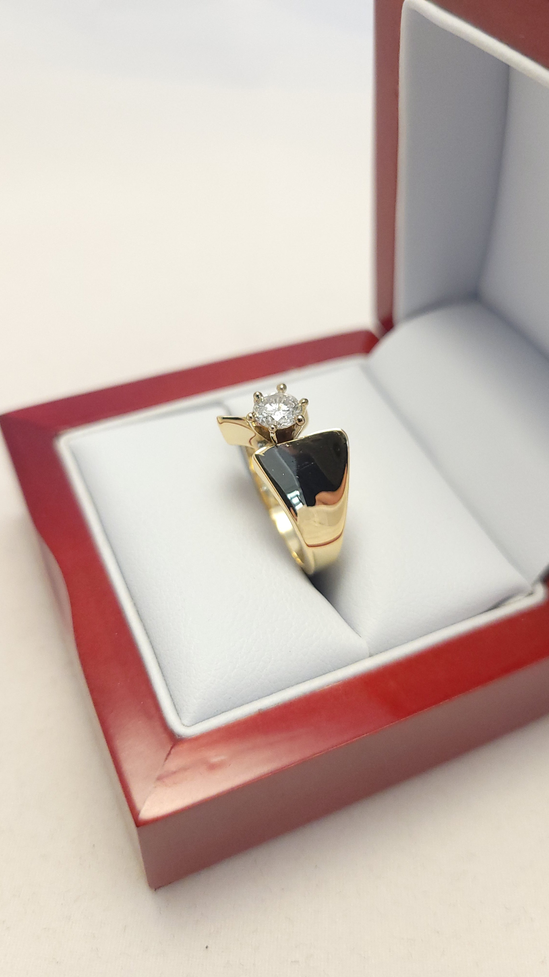 Anillo solitario de diamante de oro amarillo de 14K
