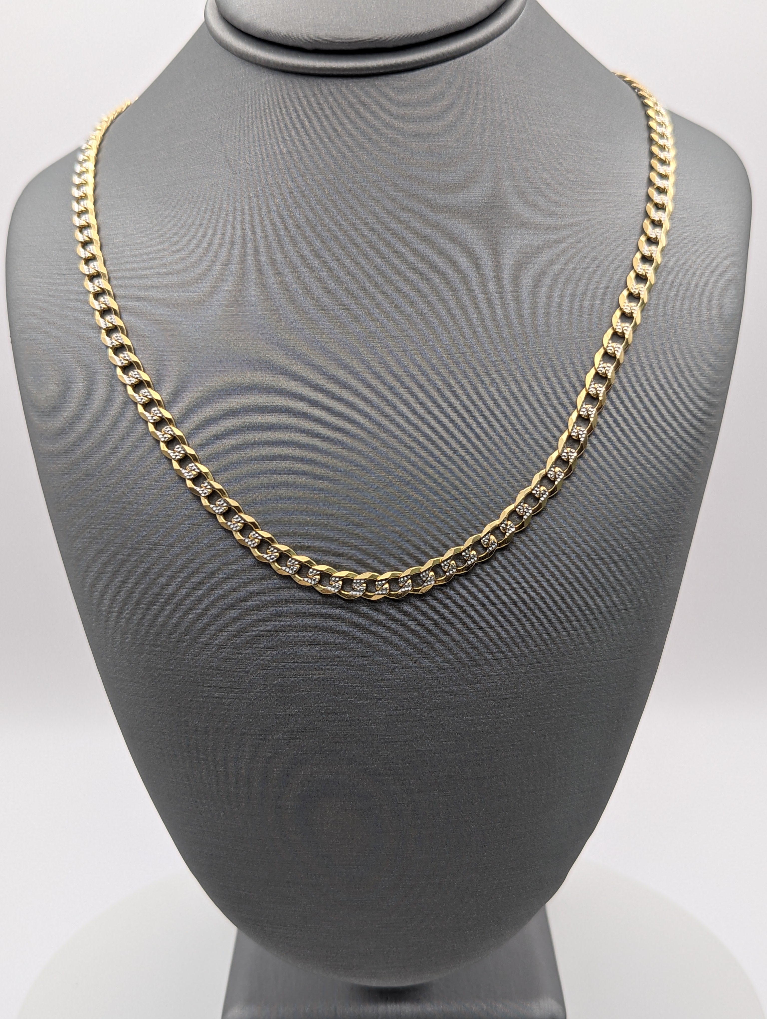 Cadena cubana con corte de diamante en oro amarillo de 14K