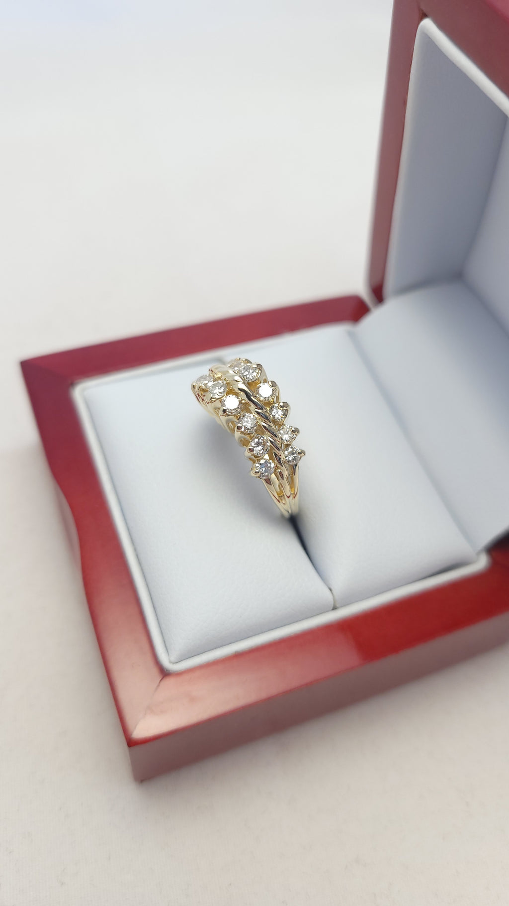 Anillo de oro amarillo de 14K con dos filas de diamantes fantasía