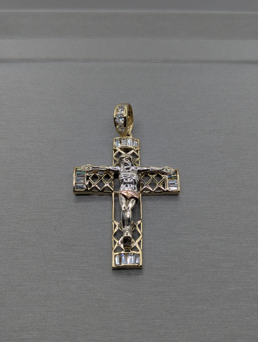 Colgante Crucifijo Tricolor de Circonita Cúbica 14K