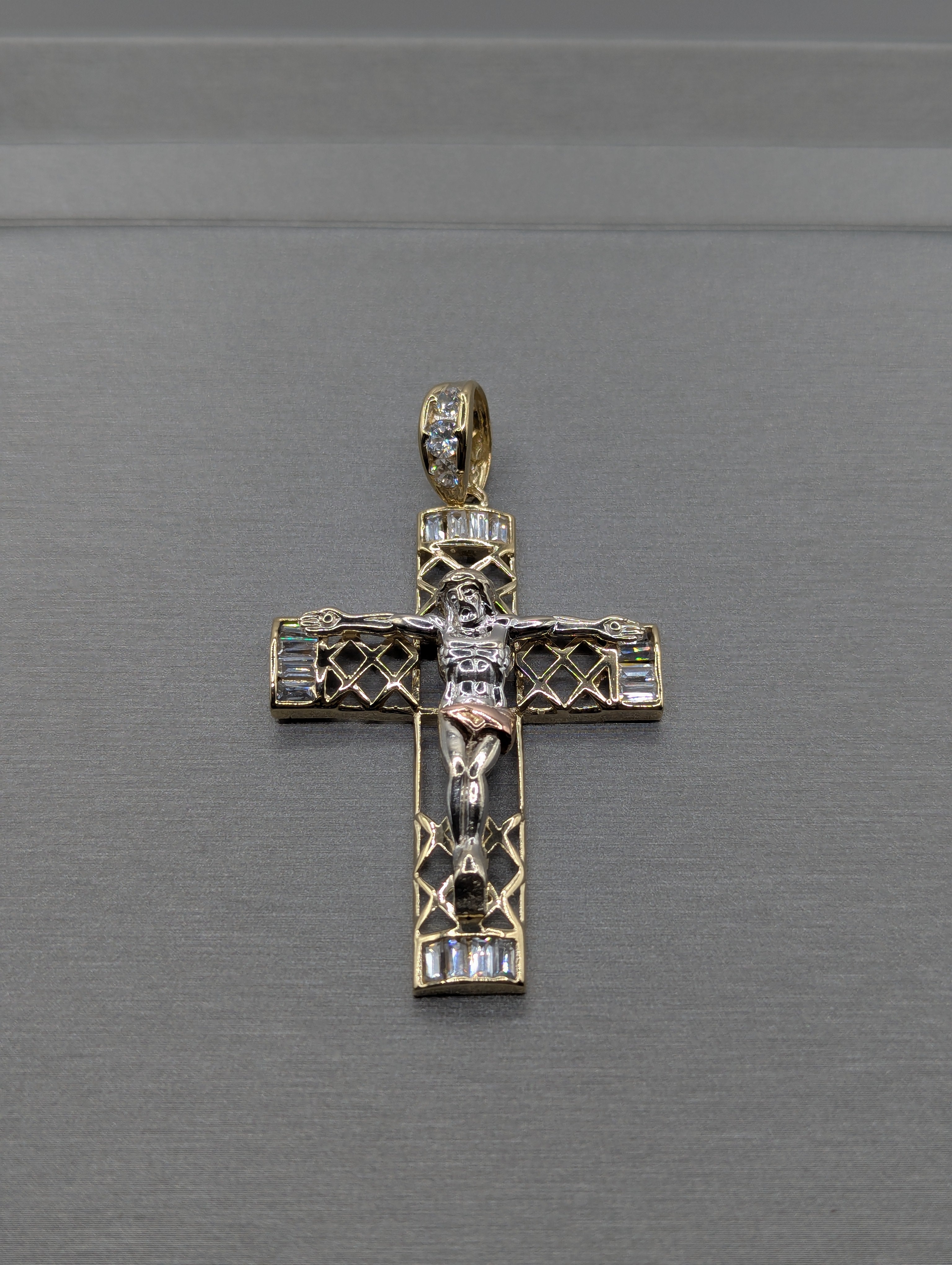 Colgante Crucifijo Tricolor de Circonita Cúbica 14K