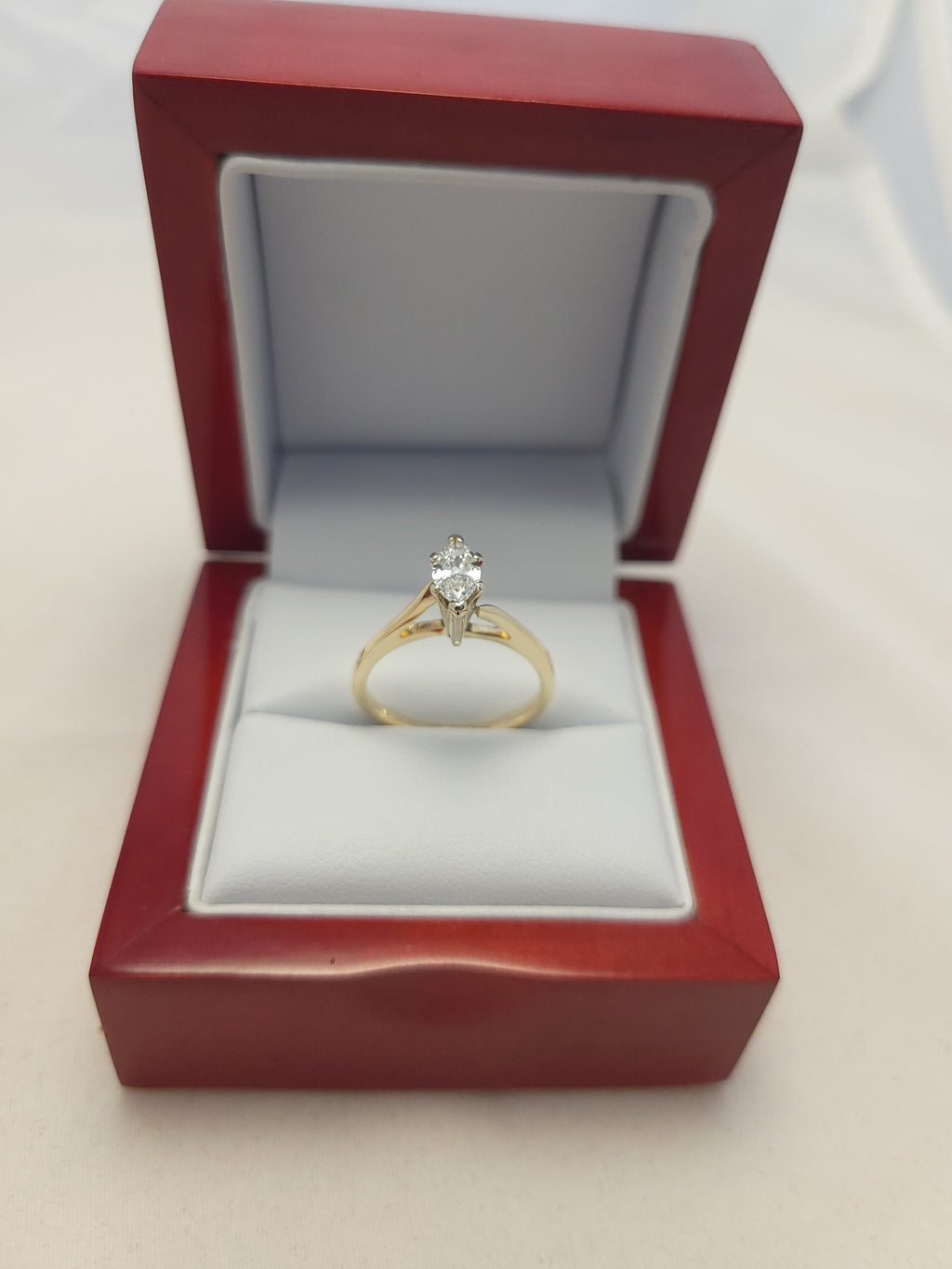 Anillo solitario de diamante marquesa de oro amarillo de 14K