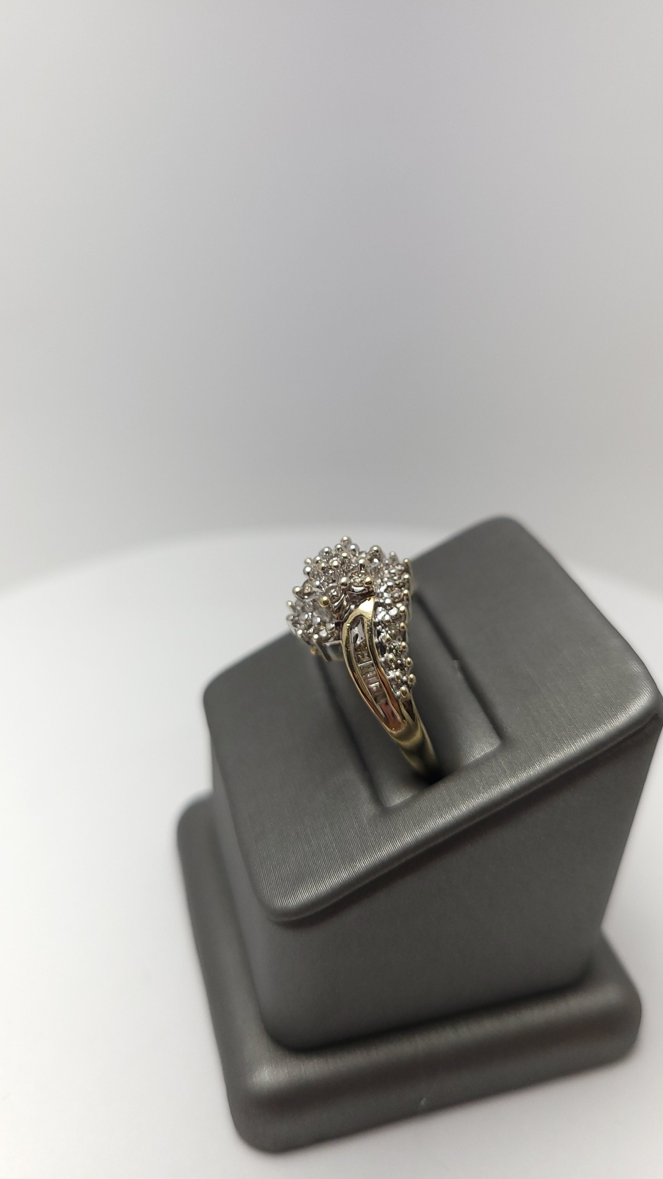 Anillo de racimo de diamantes de oro amarillo de 10K