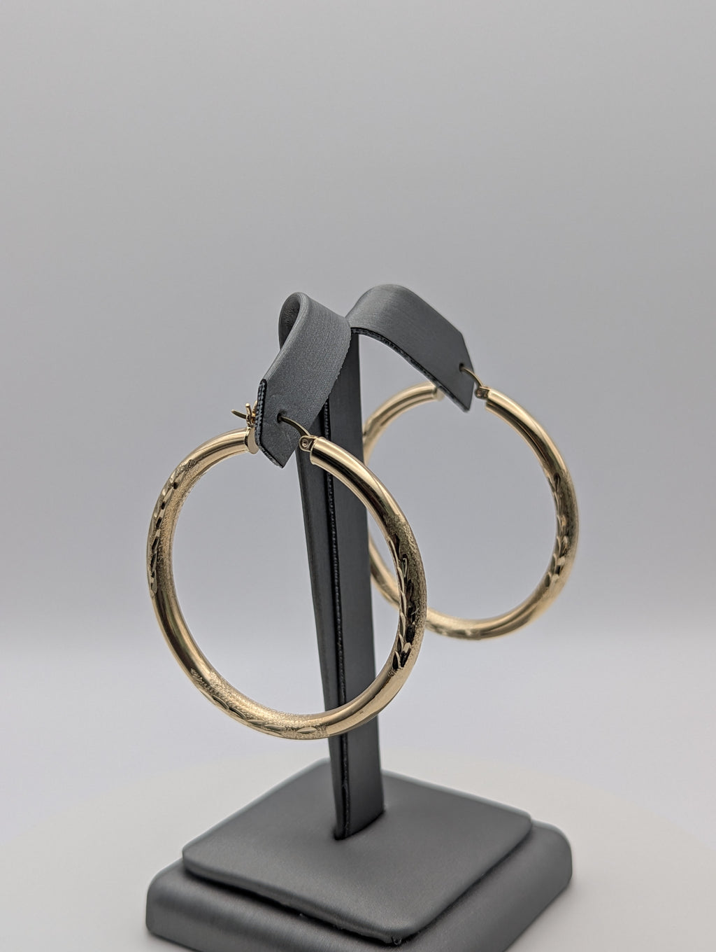 Pendientes de aro de oro amarillo de 14 quilates con corte de diamante y acabado satinado