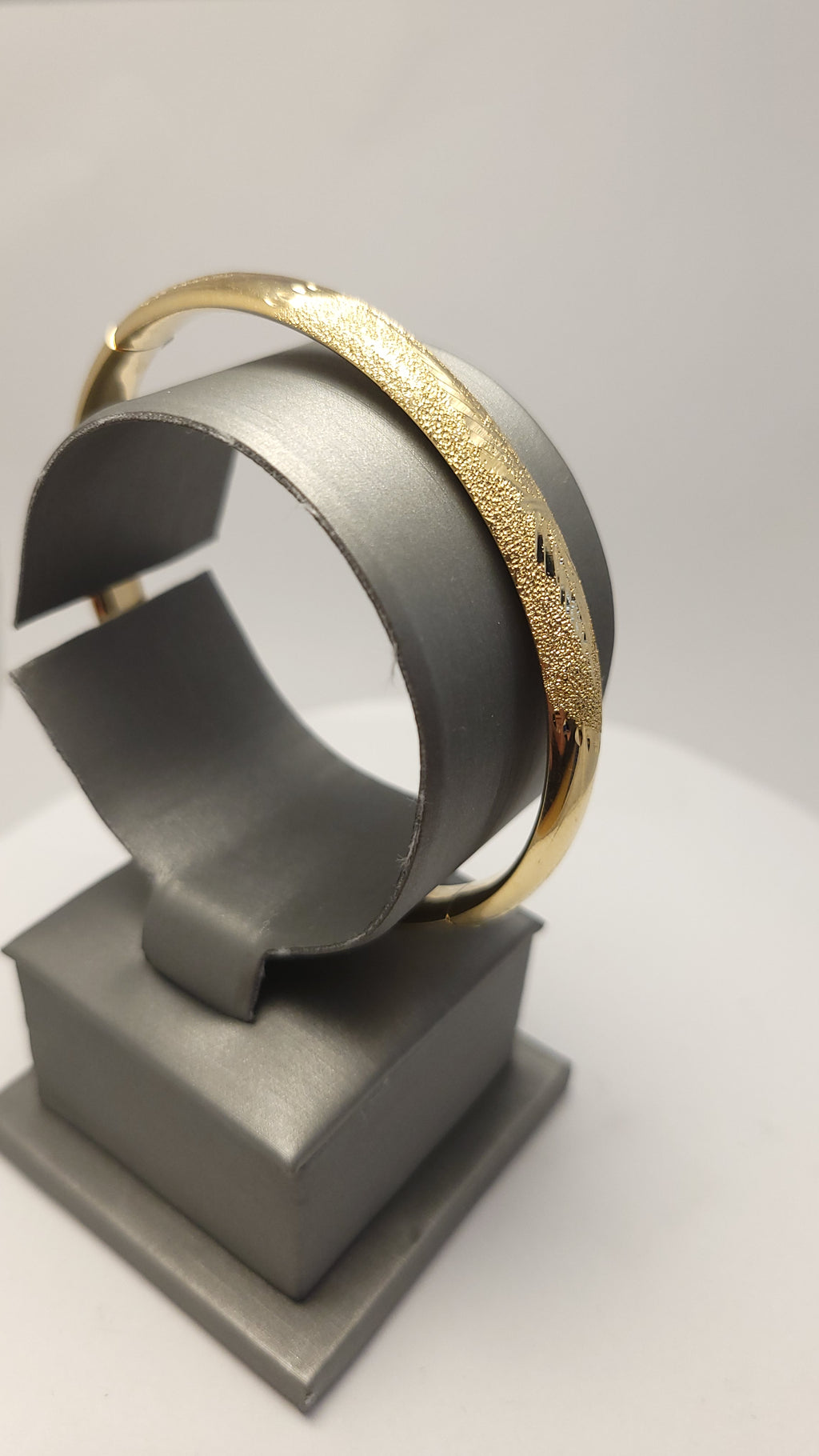 Pulsera texturizada de oro amarillo de 14 quilates