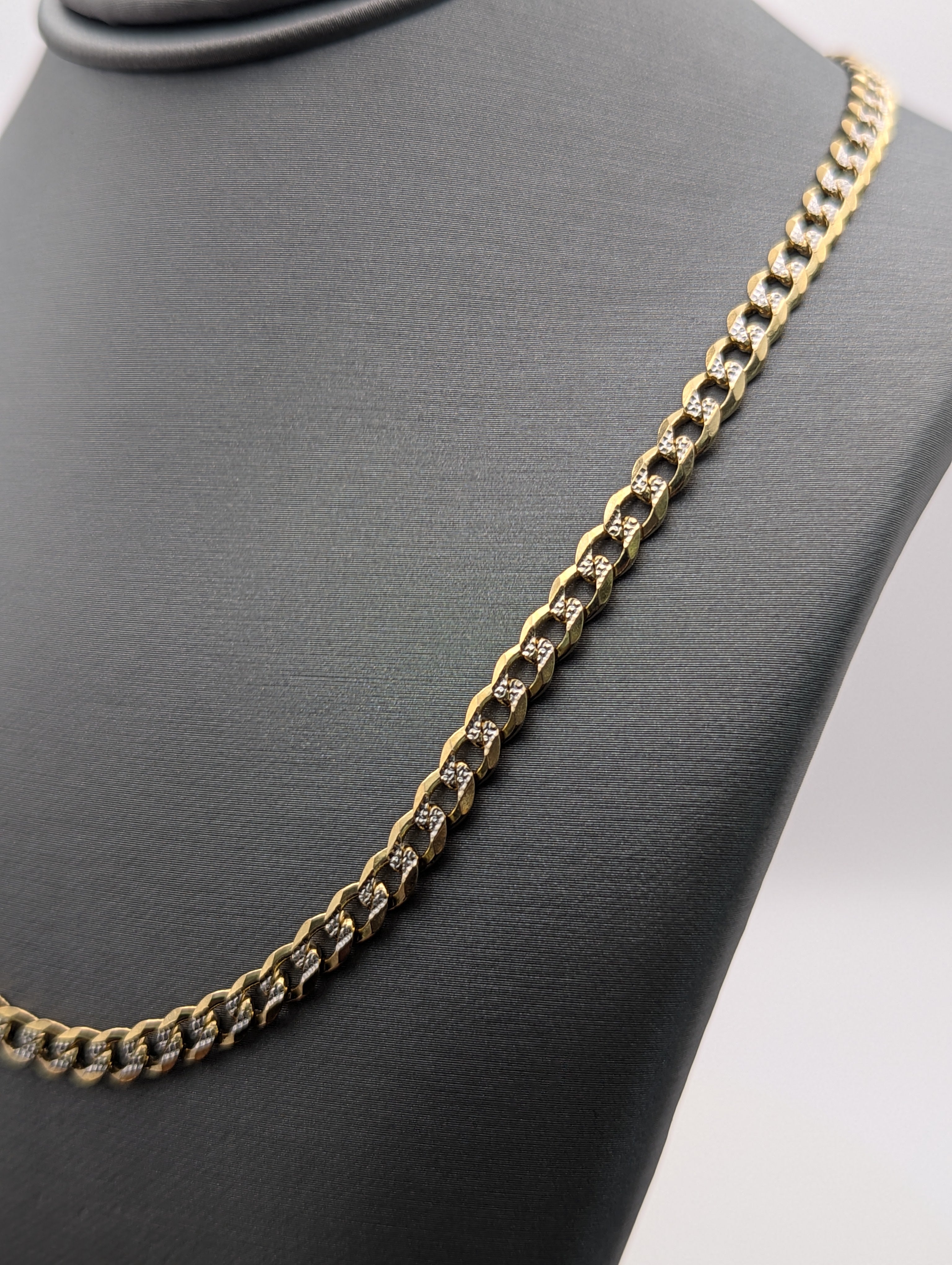 Cadena cubana con corte de diamante en oro amarillo de 14K