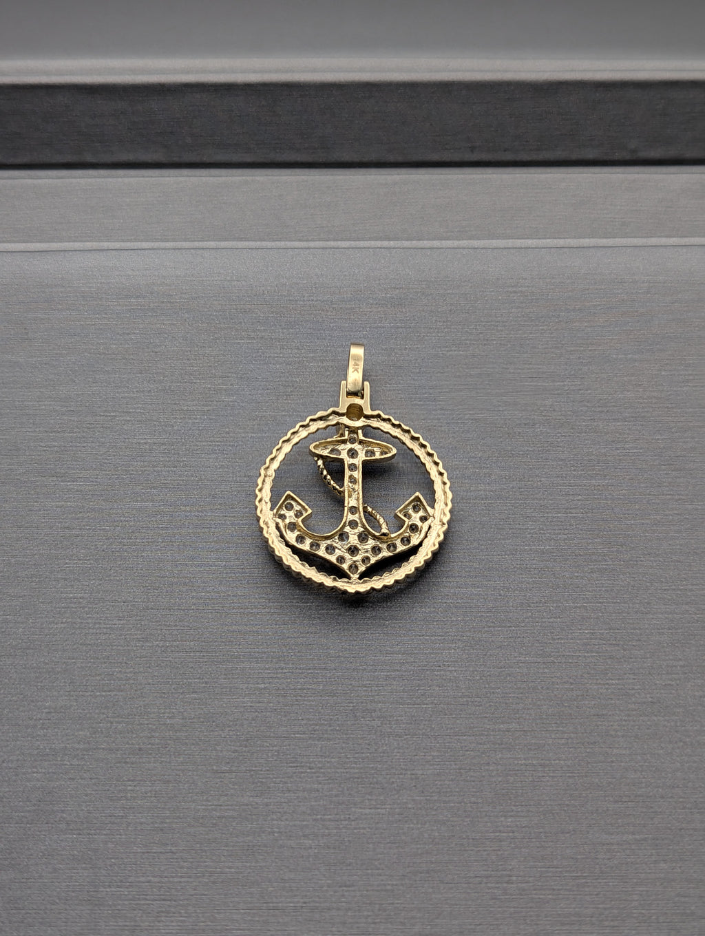 Colgante ancla de oro amarillo de 14K con circonitas cúbicas