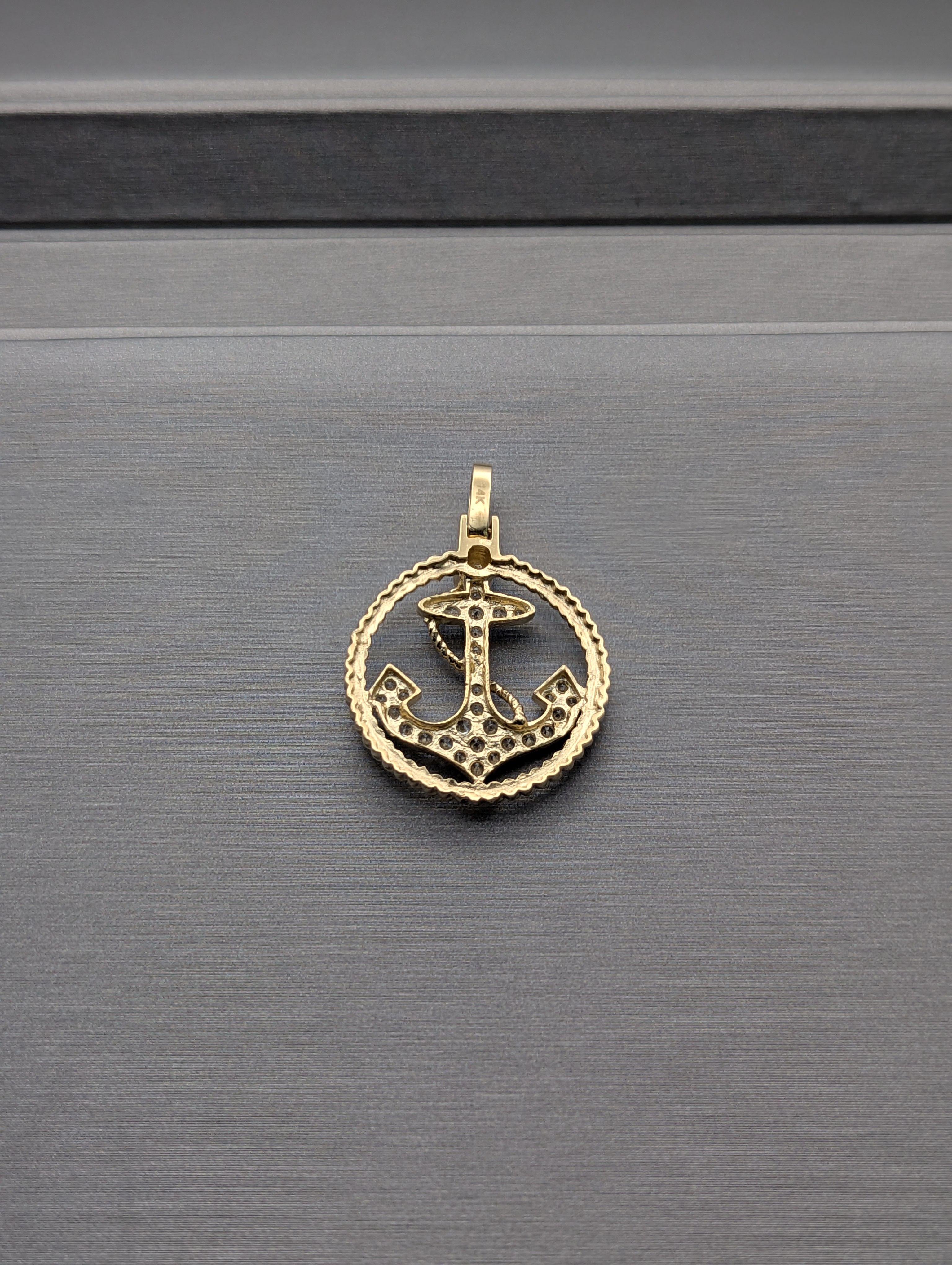Colgante ancla de oro amarillo de 14K con circonitas cúbicas