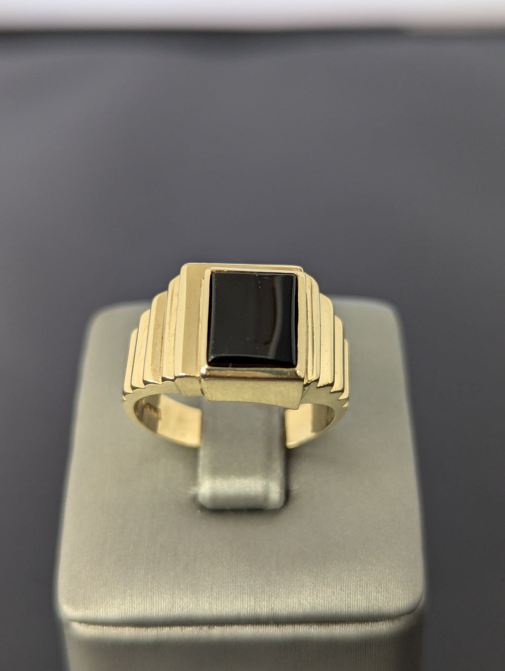 Anillo de ónix de oro amarillo de 14 quilates