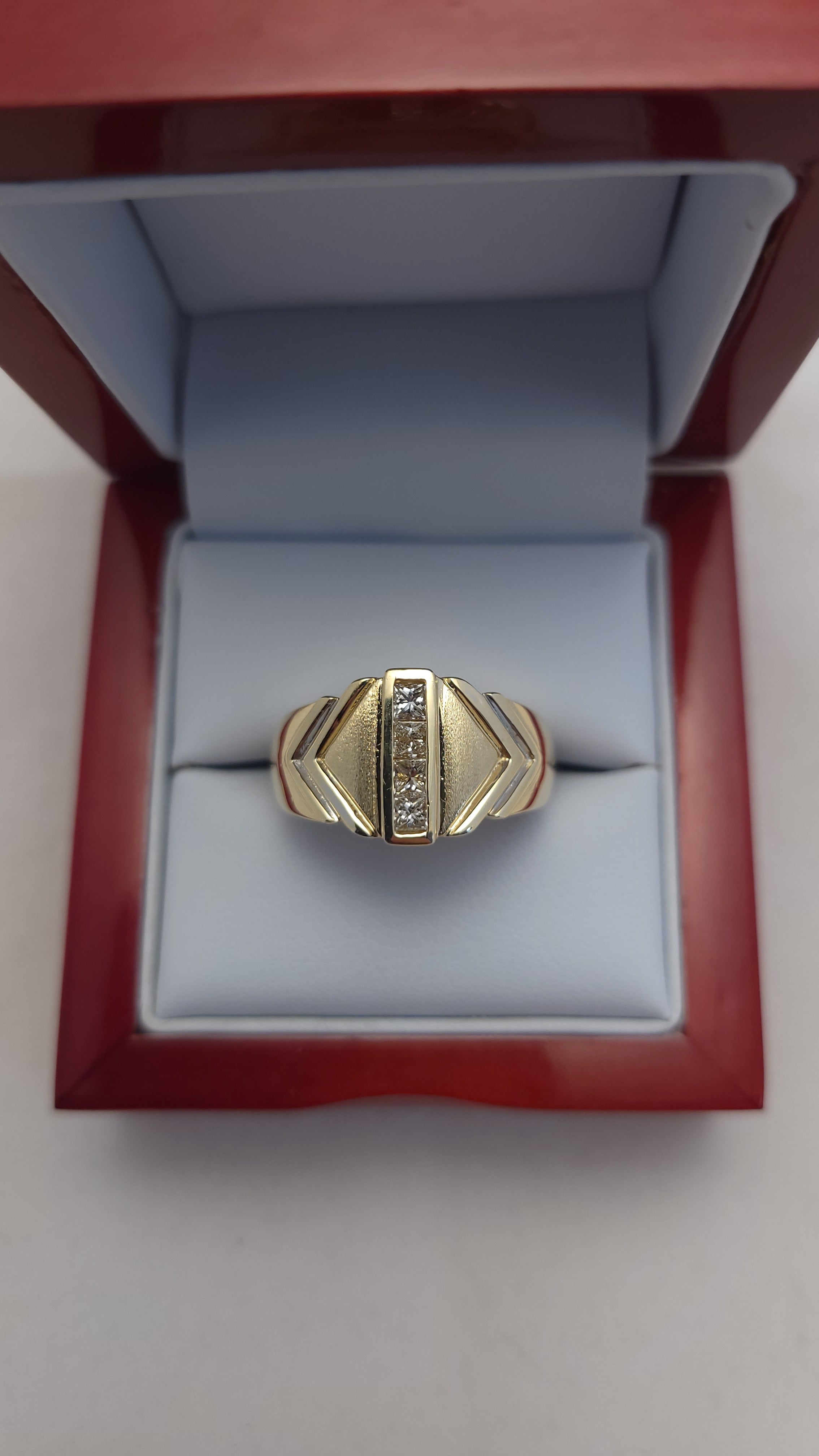 Anillo de oro amarillo de 14 quilates con diamantes