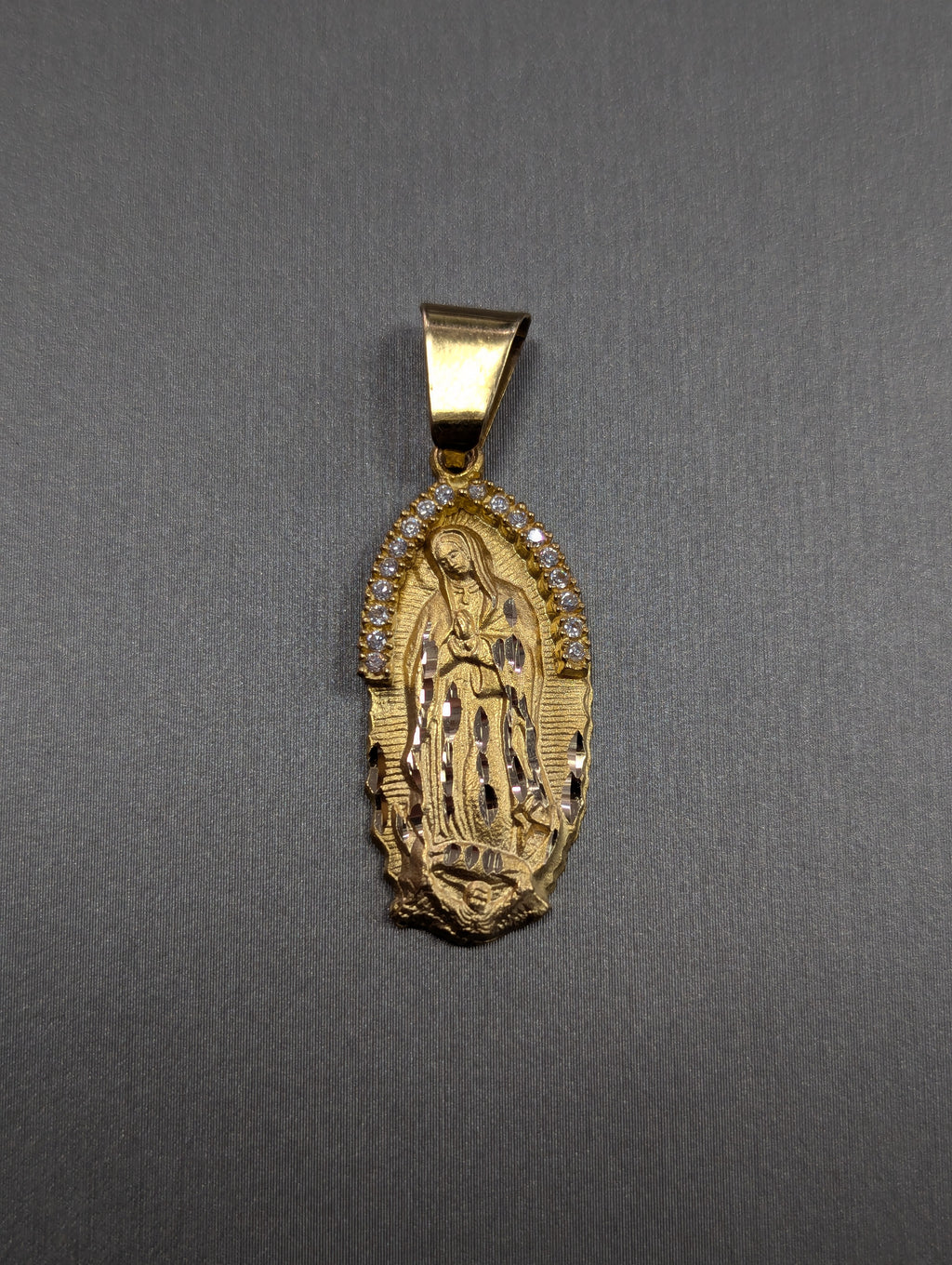 Colgante de Guadalupe con circonita cúbica de corte diamante en oro amarillo de 14 quilates