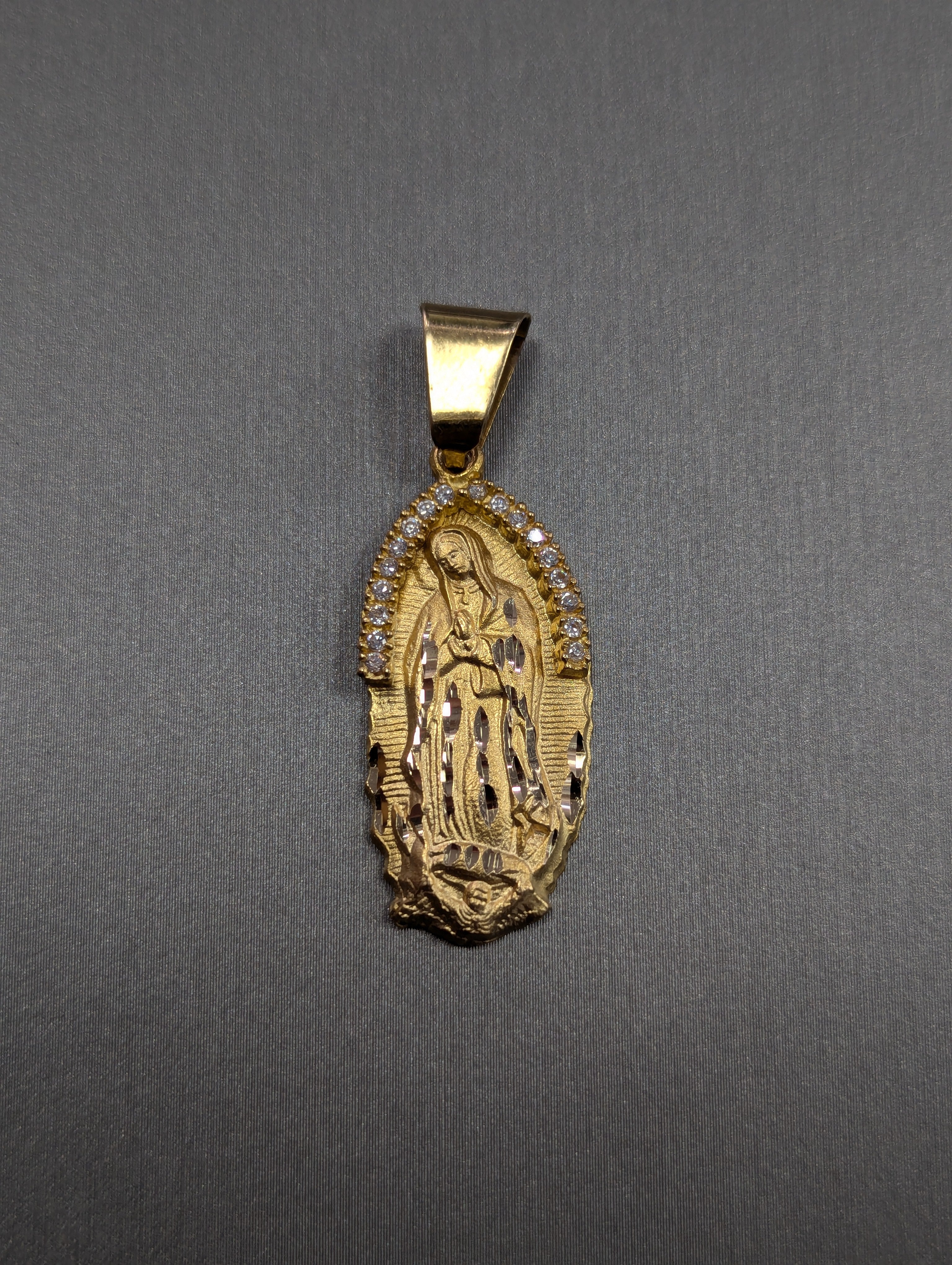 Colgante de Guadalupe con circonita cúbica de corte diamante en oro amarillo de 14 quilates