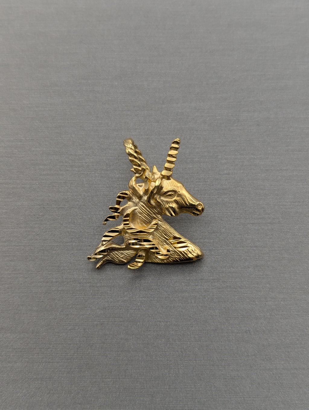 Dije Unicornio Oro Amarillo 14K Corte Diamantado