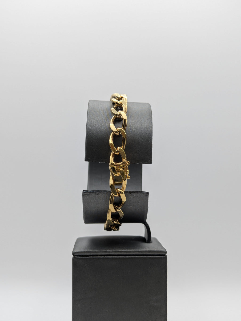 Pulsera de eslabones cubanos plana abierta de oro amarillo de 14K
