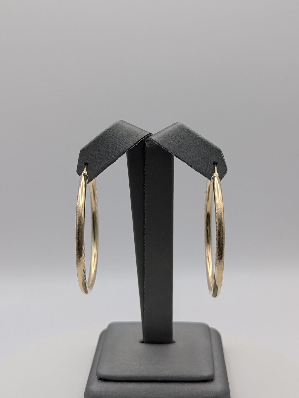 Pendientes de aro de oro amarillo de 14 quilates con corte de diamante y acabado satinado