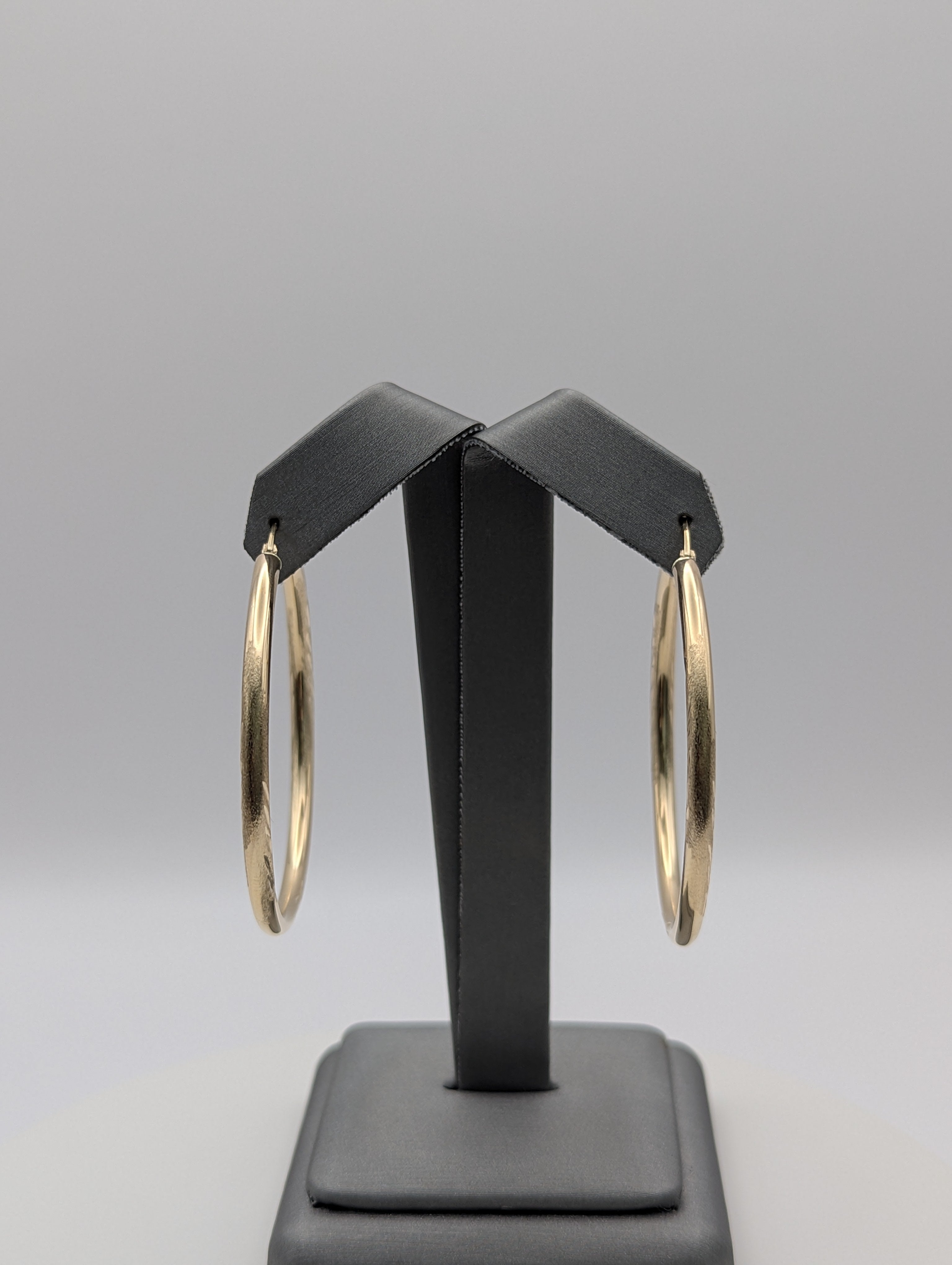 Pendientes de aro de oro amarillo de 14 quilates con corte de diamante y acabado satinado