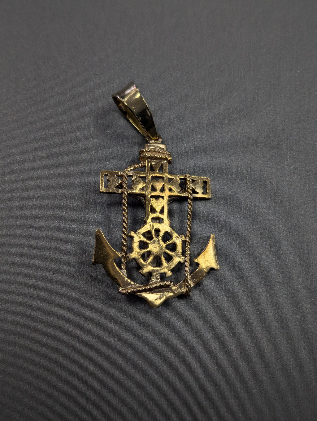 Colgante de crucifijo marinero en oro amarillo y blanco de 14K
