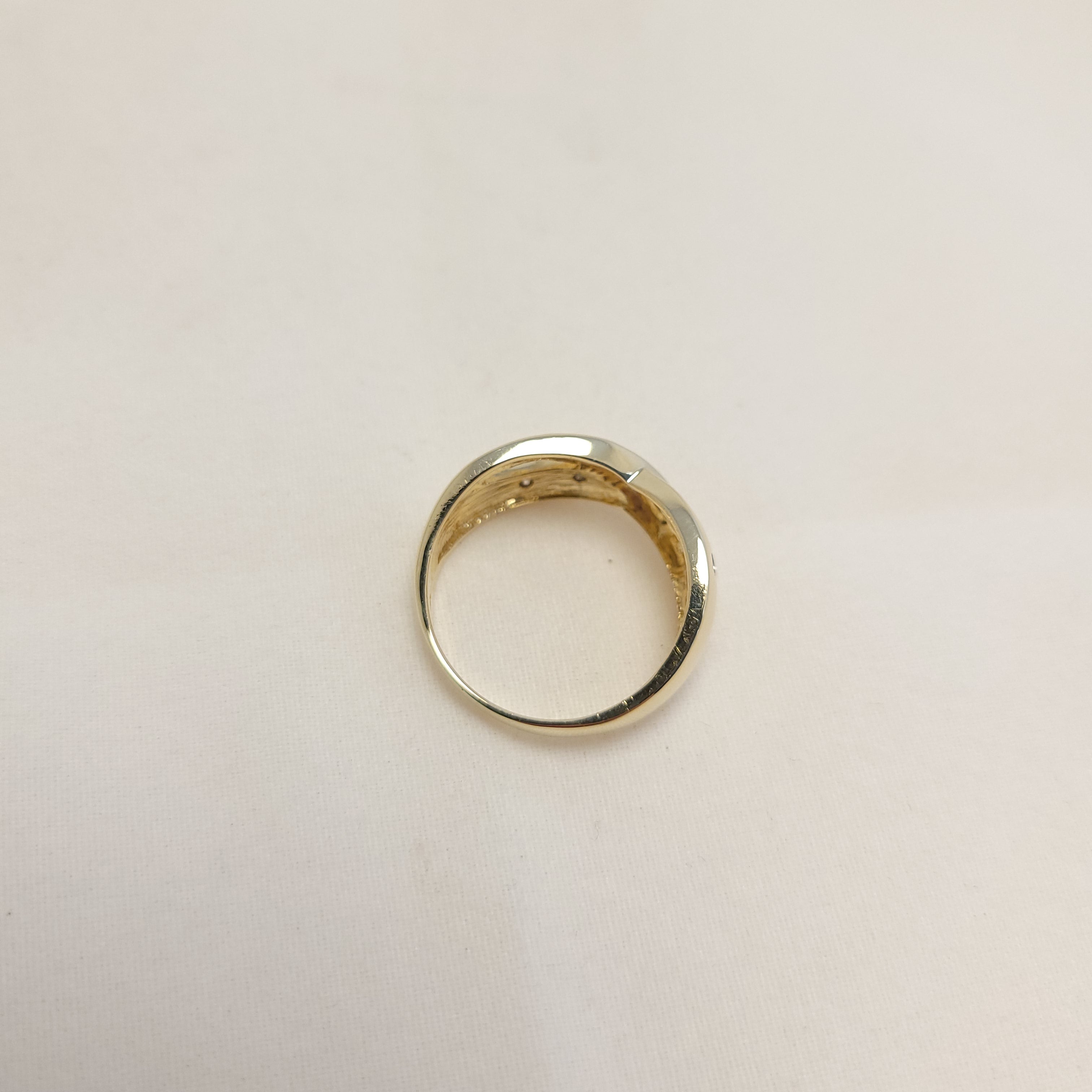 Anillo de oro amarillo de 14K con diseño de greca