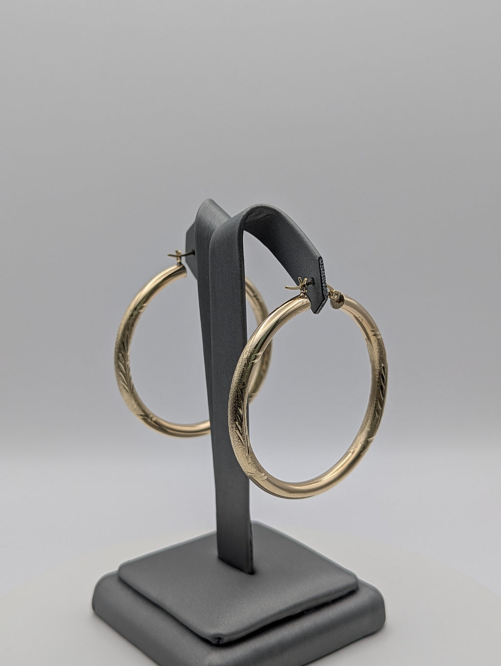 Pendientes de aro de oro amarillo de 14 quilates con corte de diamante y acabado satinado