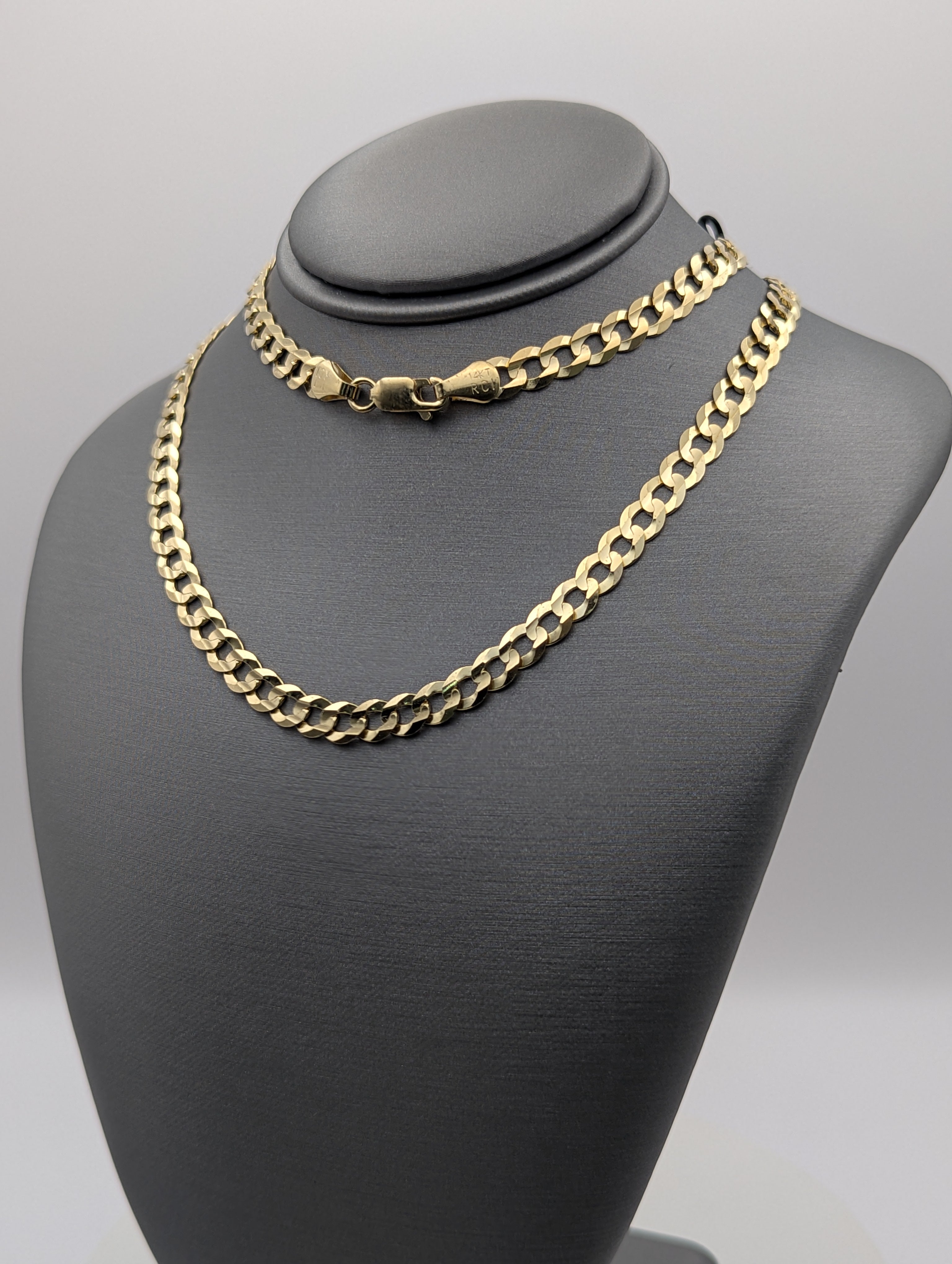 Cadena de eslabones tipo barbada de oro amarillo de 14K