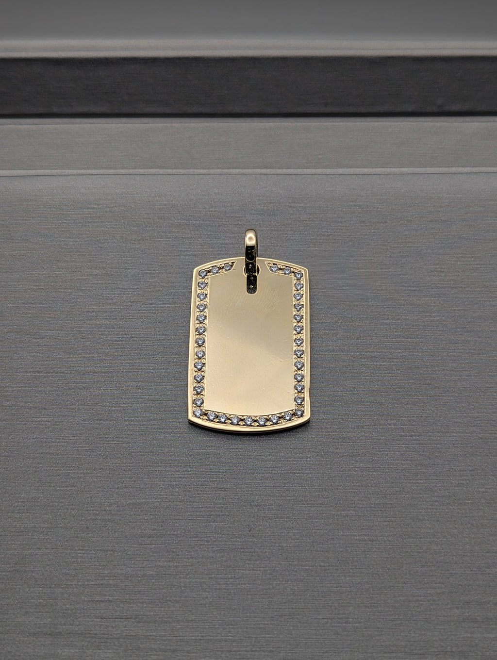 Dije de placa de identificación grabable de oro amarillo de 14K con circonita cúbica