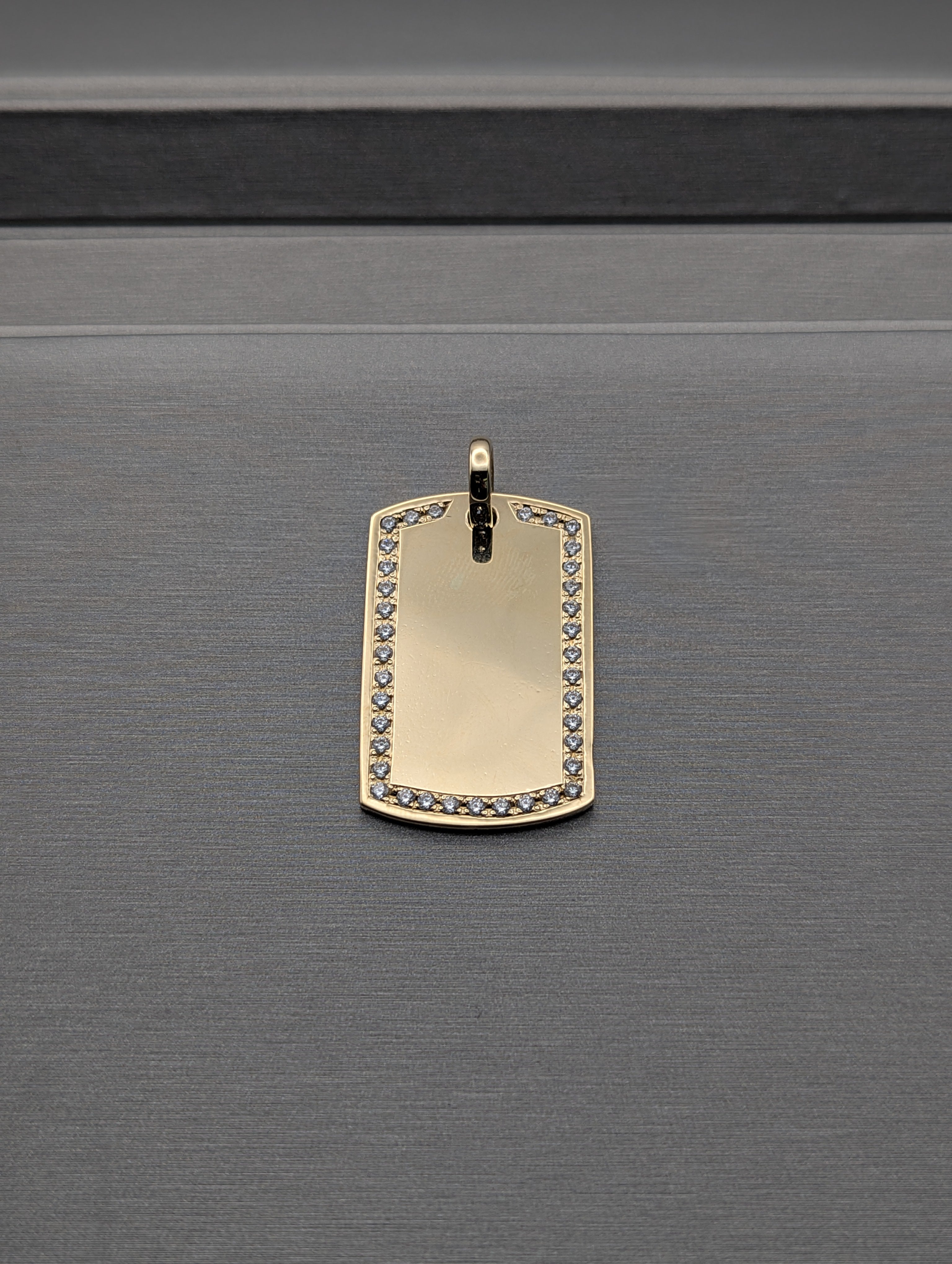 Dije de placa de identificación grabable de oro amarillo de 14K con circonita cúbica