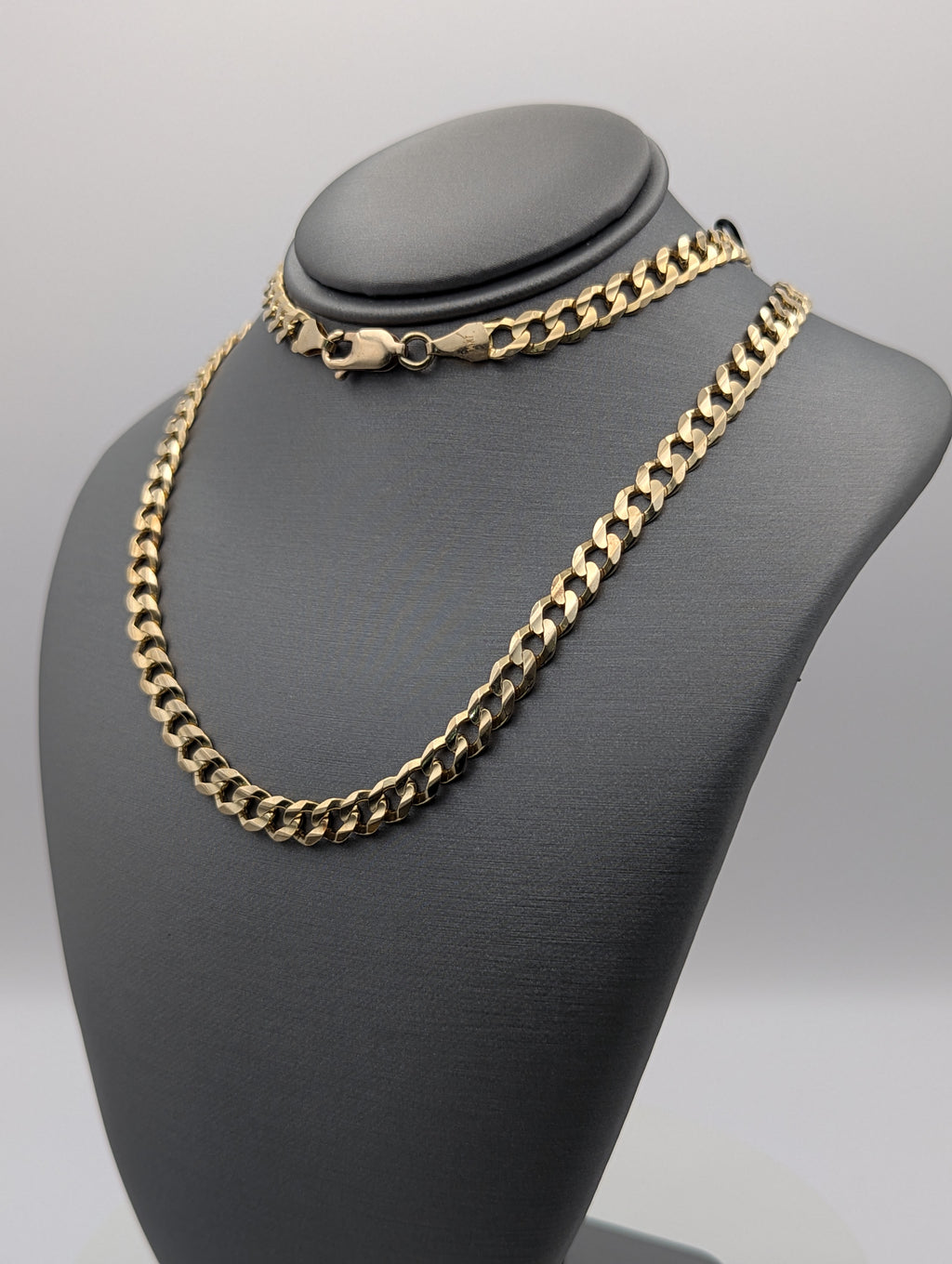Cadena de eslabones tipo barbada de oro amarillo de 14K