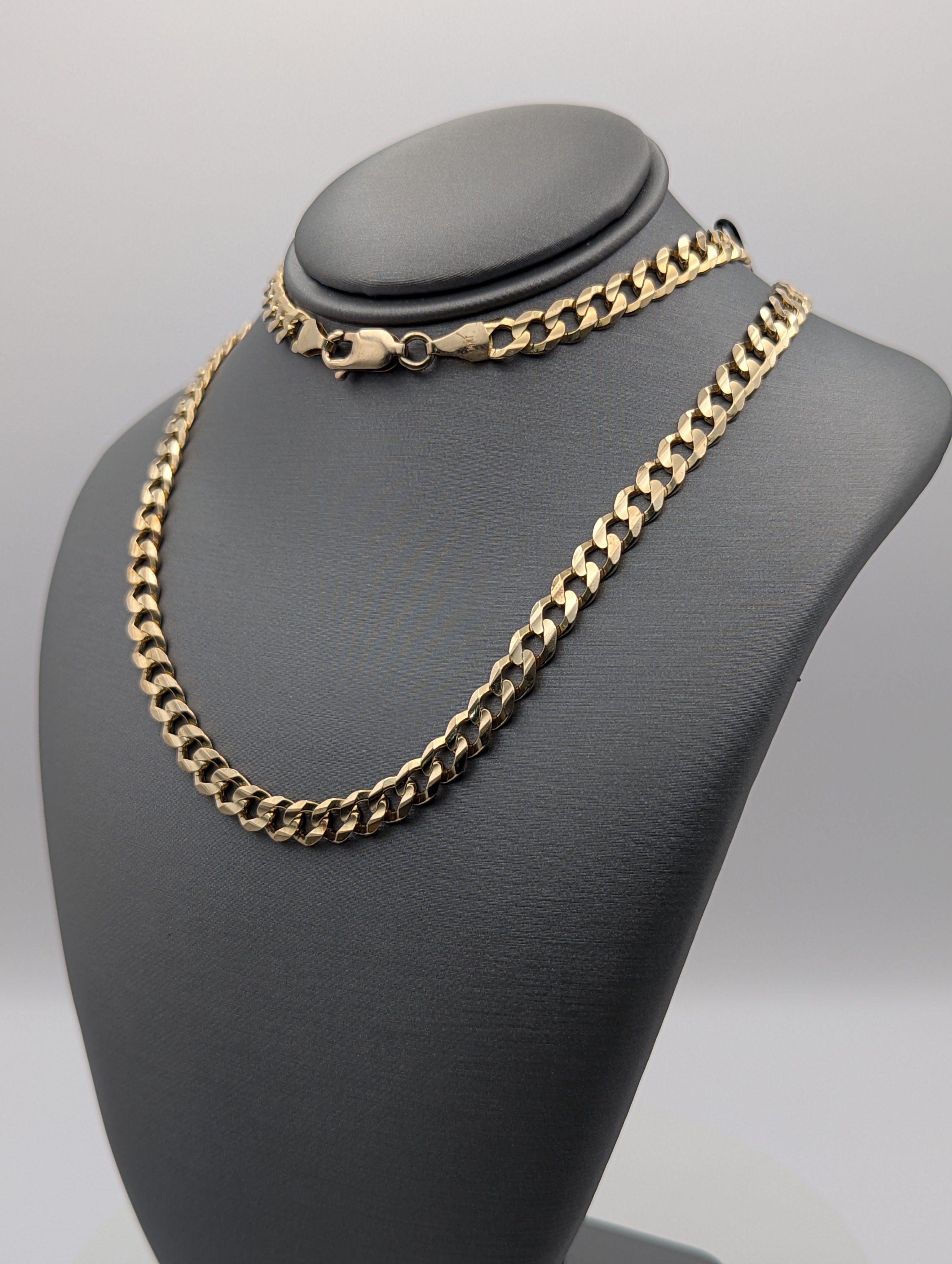 Cadena de eslabones tipo barbada de oro amarillo de 14K