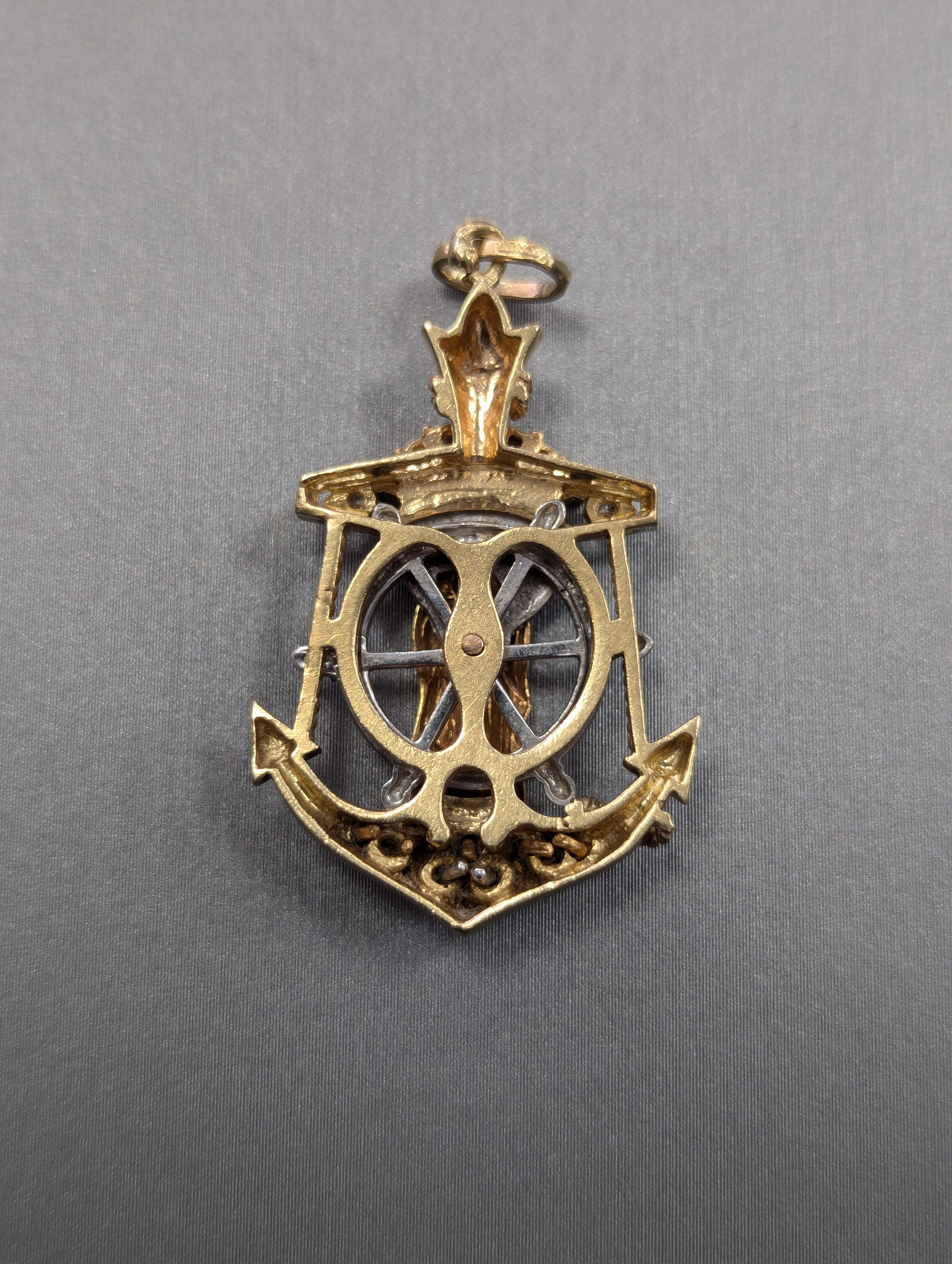 Colgante de Ancla de 14K con Circonitas de la Virgen de Guadalupe en Tres Tonos