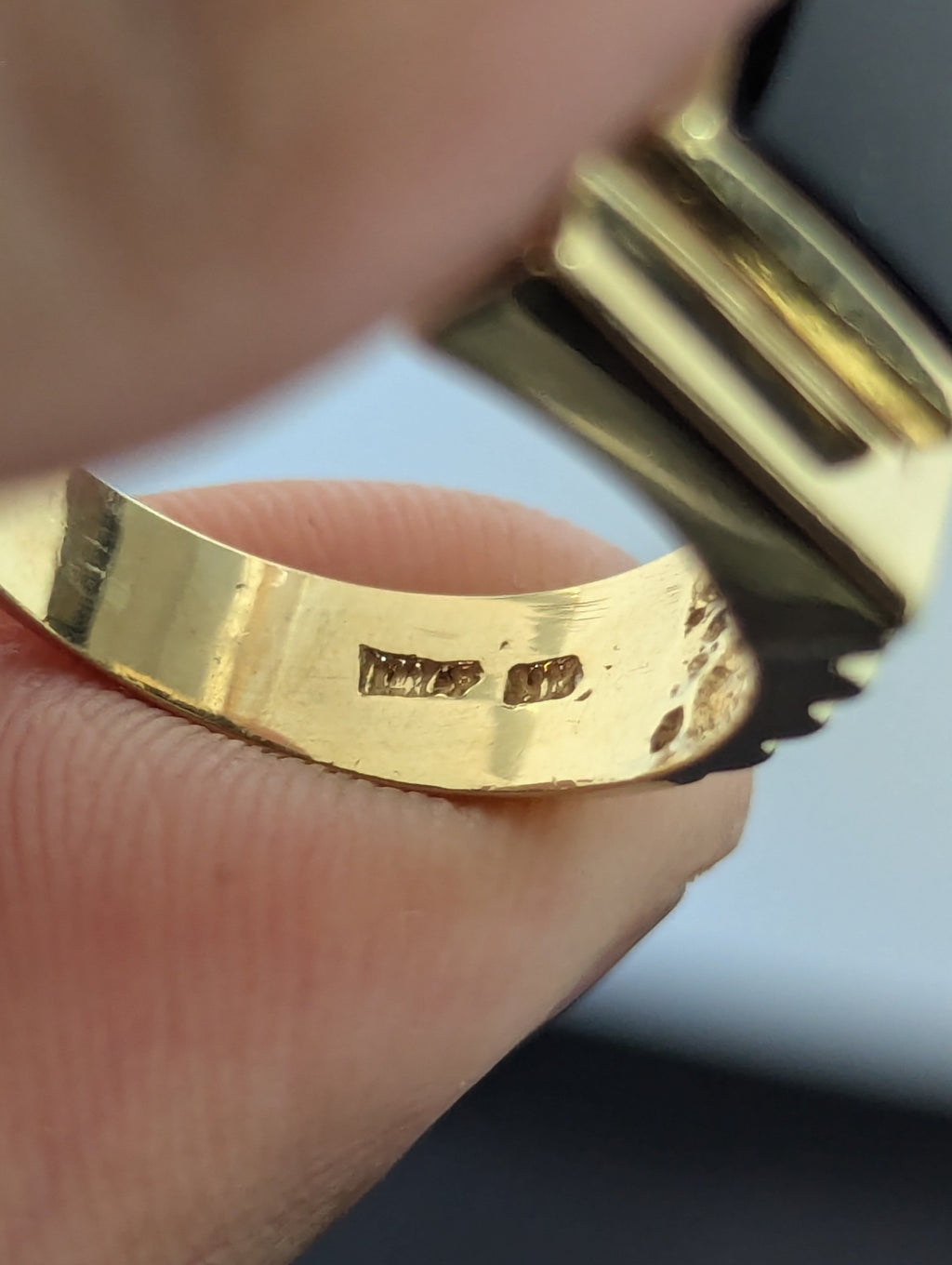 Anillo de ónix de oro amarillo de 14 quilates