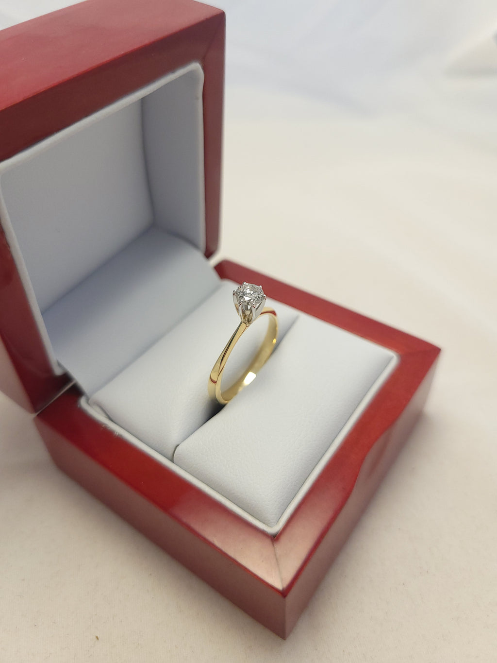 Anillo de diamante solitario de oro amarillo de 14K