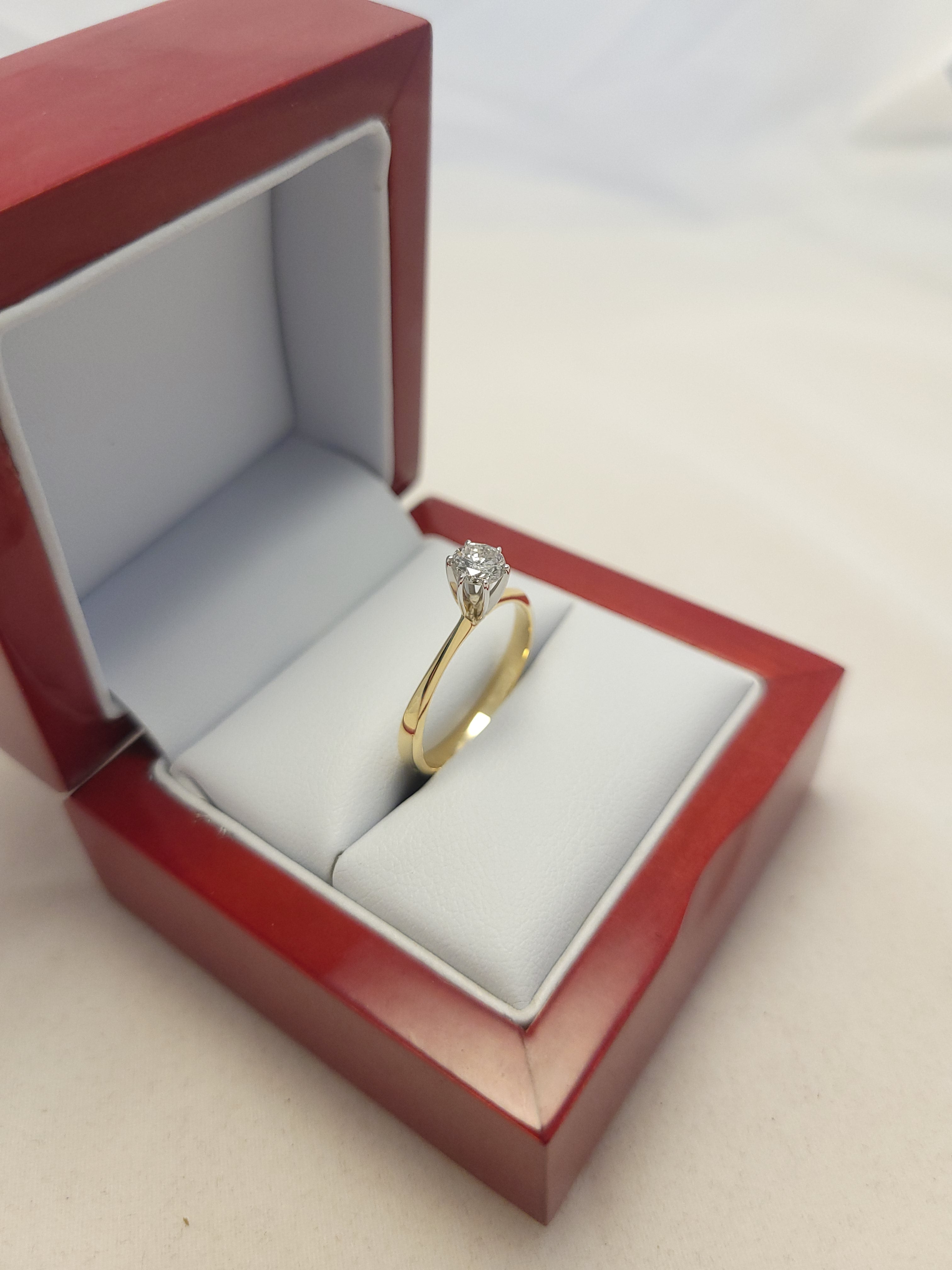 Anillo de diamante solitario de oro amarillo de 14K