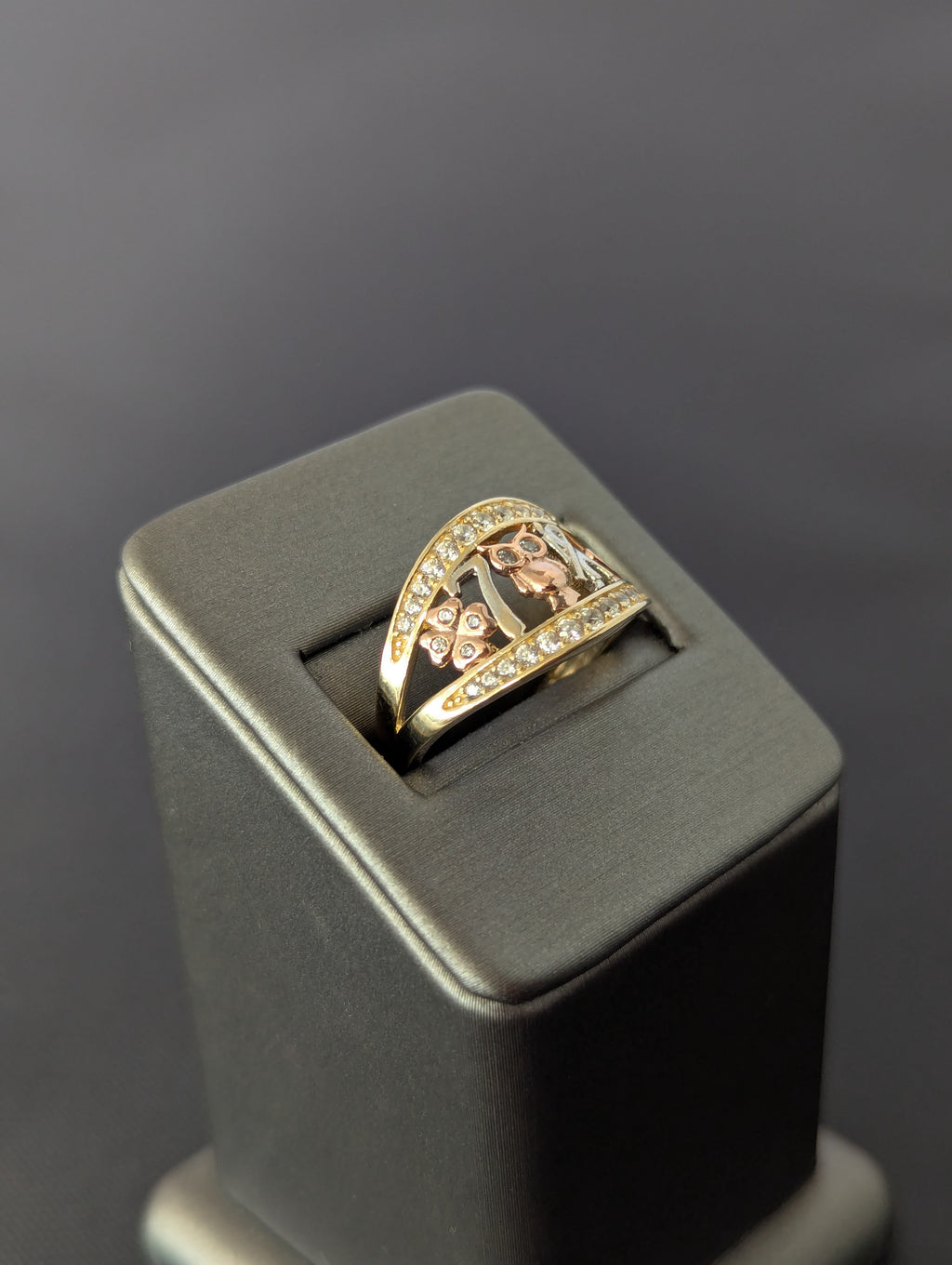 Anillo de símbolos de la suerte de tres colores de oro de 14K con circonitas cúbicas