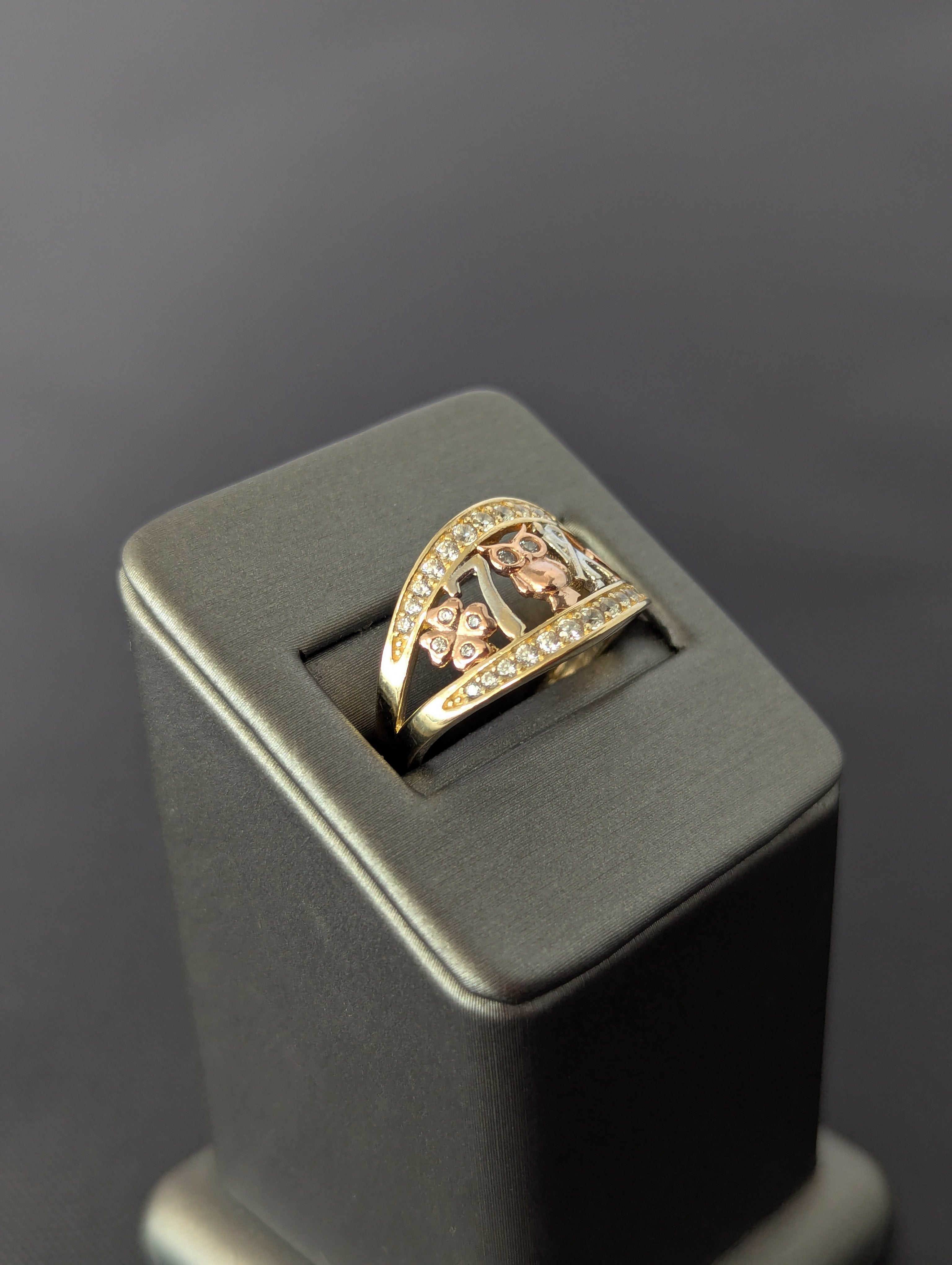Anillo de símbolos de la suerte de tres colores de oro de 14K con circonitas cúbicas
