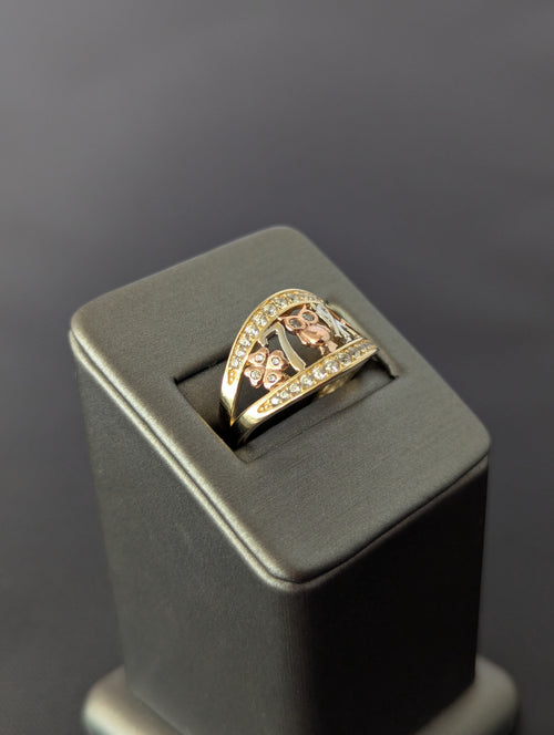 Anillo de símbolos de la suerte de tres colores de oro de 14K con circonitas cúbicas