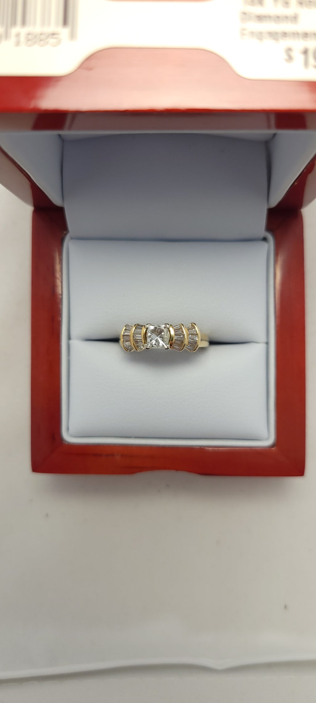Anillo de oro amarillo de 14 quilates con diamantes