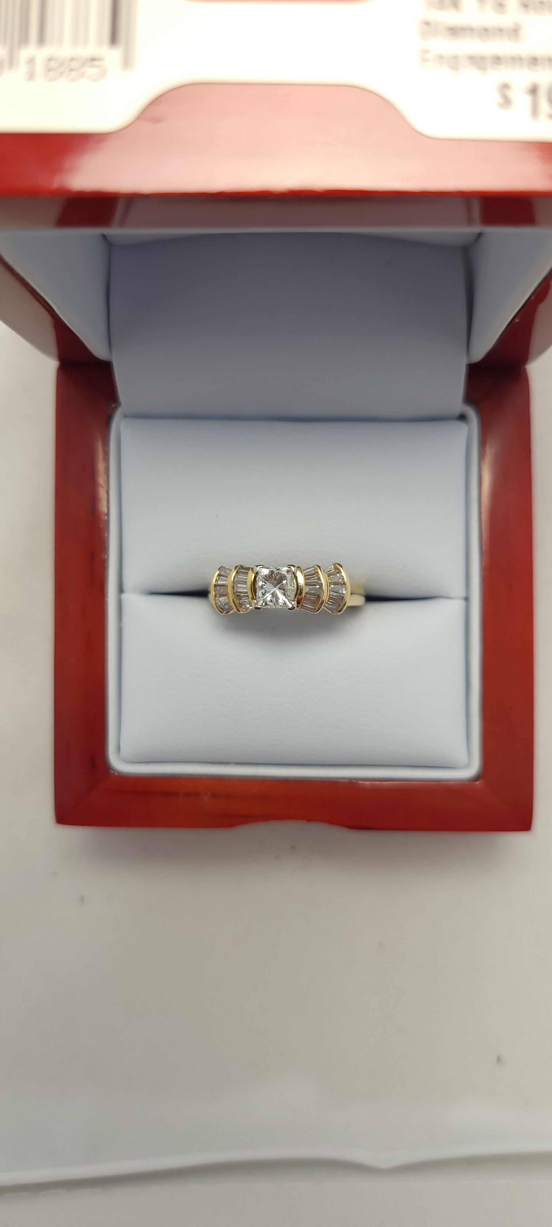 Anillo de oro amarillo de 14 quilates con diamantes