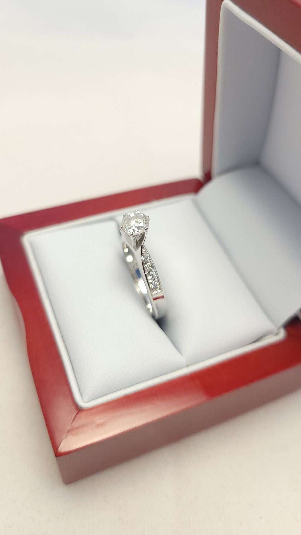 Anillo de compromiso de oro blanco de 14K con diamante