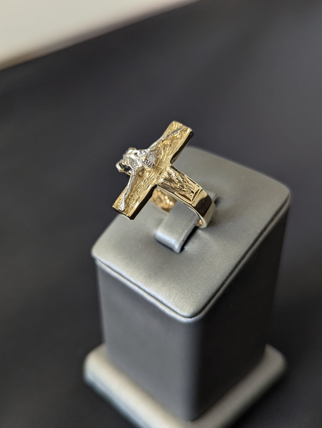 Anillo de cruz de Jesús bicolor de 14K