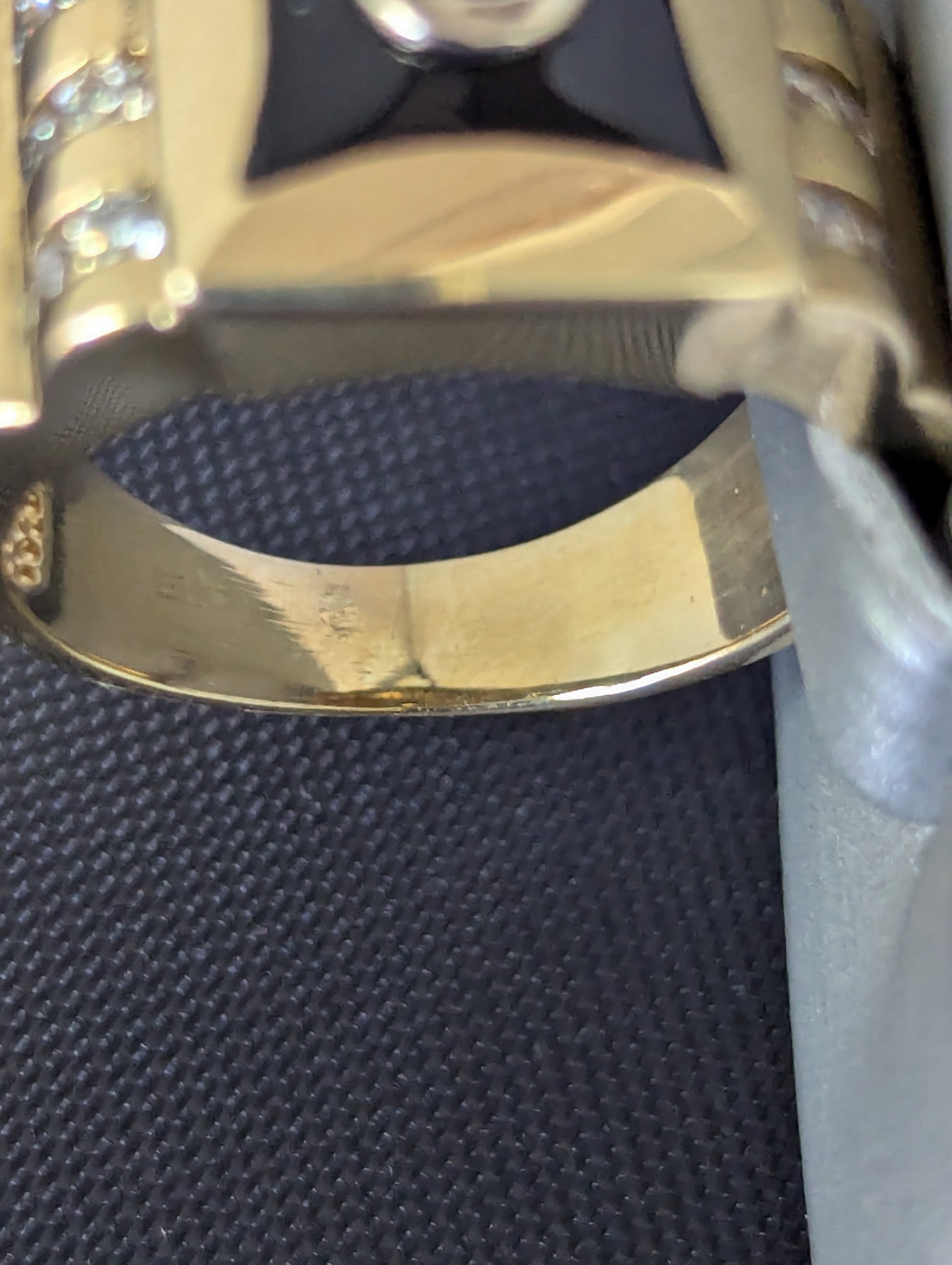 Anillo de 14K de oro amarillo con circonita cúbica pintada de negro
